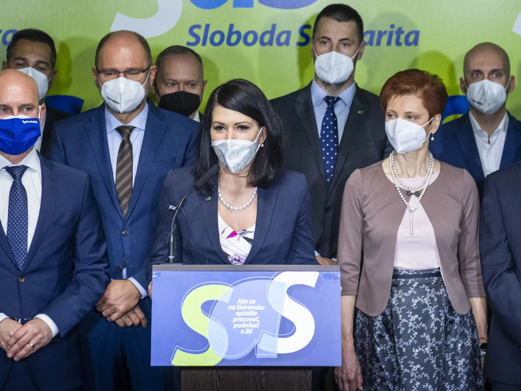 Na snímke uprostred členka republikovej rady SaS a predsedníčka Výboru NR SR pre zdravotníctvo Jana Bittó-Cigániková, prvý zľava minister školstva, vedy, výskumu a športu SR Branislav Gröhling, napravo predseda SaS, vicepremiér a minister hospodárstva SR Richard Sulík počas tlačovej konferencie, na ktorej oznámil svoju demisiu Richard Sulík v Bratislave 22. marca 2021. FOTO TASR - Jaroslav Novák