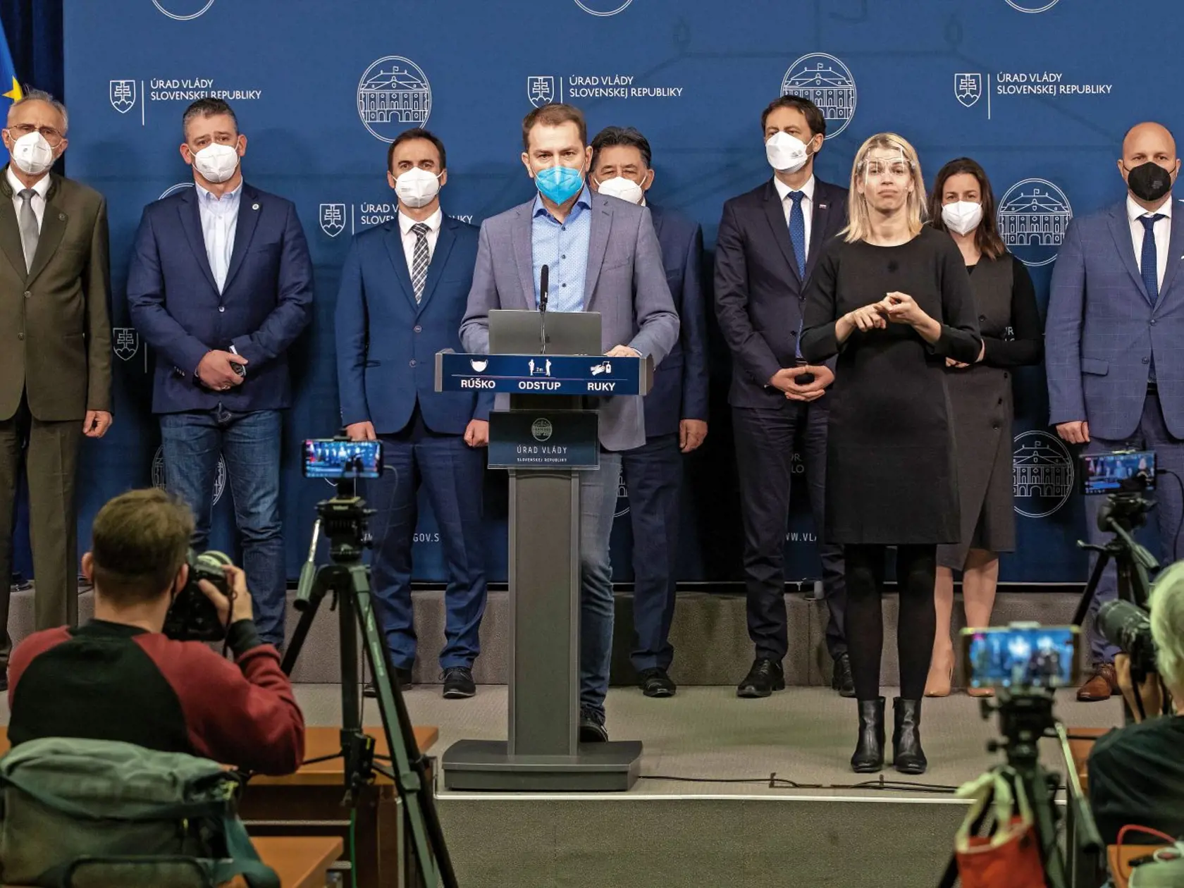 S LOGOM ZA CHRBTOM
Pred novinárov sa postavili nominanti
OĽaNO na úrade vlády. Aj oficiálna
pozvánka potvrdzovala, že ide
o stranícku tlačovku.