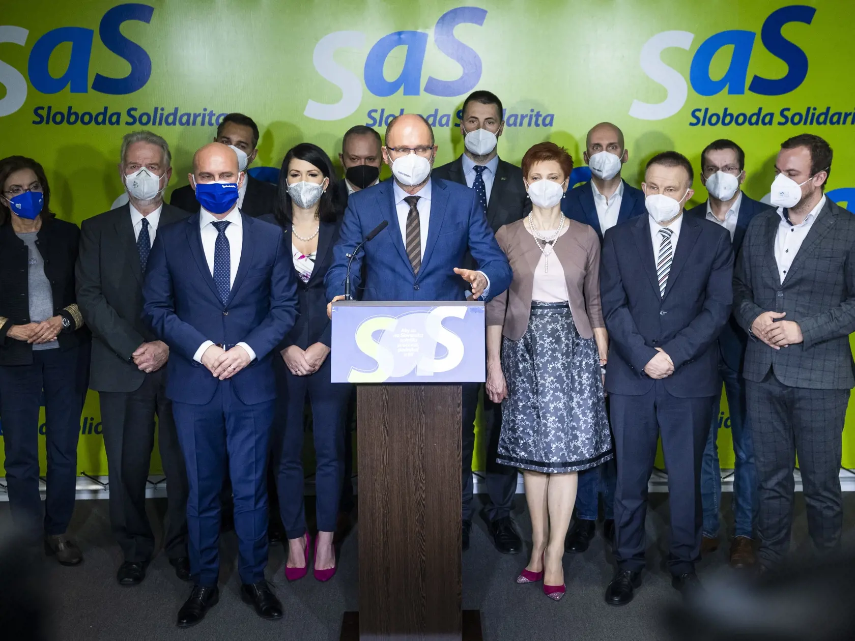 Na snímke uprostred predseda SaS, podpredseda vlády SR a minister hospodárstva SR Richard Sulík počas tlačovej konferencie, na ktorej informoval o tom, že podal demisiu v Bratislave 22. marca 2021. Tretí zľava minister školstva, vedy, výskumu a športu SR Branislav Gröhling a piata zľava členka republikovej rady SaS a predsedníčka Výboru NR SR pre zdravotníctvo Jana Bittó-Cigániková. FOTO TASR - Jaroslav Novák