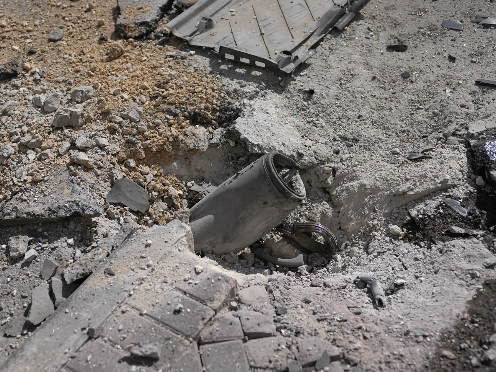 JB 9 Aškelon - Raketa vystrelená z pásma Gazy je zapichnutá na chodníku v izraelskom meste Aškelon 7. októbra 2023. Vodca islamistického hnutia Hamas oznámil, že táto ozbrojená skupina začala novú vojenskú operáciu proti Izraelu. V Jeruzaleme sa rozozvučali sirény oznamujúce letecký poplach. TASR správu prevzala v sobotu z agentúr AP a AFP. FOTO TASR/AP

A rocket from the Gaza Strip struck a street in Ashkelon, Israel, on Saturday, Oct. 7, 2023. Palestinian militants in the Gaza Strip infiltrate
