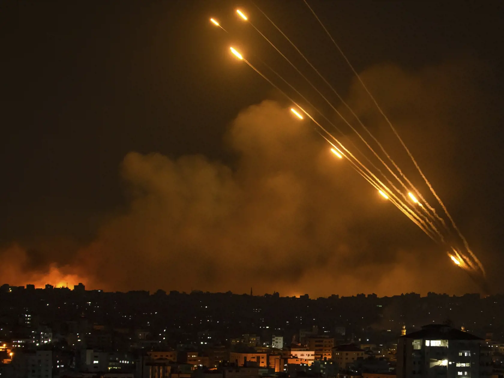 JB 91 Gaza - Rakety vystrelené z pásma Gazy na Izrael 8. októbra 2023. Po rozsiahlom útoku militantov z hnutia Hamas sa na území Izraela stále nachádzajú palestínski ozbrojenci a izraelská armáda vysiela posily najmä k pásme Gazy. Uviedol to v nedeľu armádny hovorca, informuje TASR podľa agentúr AFP a DPA. "V Izraeli sú stále nepriateľské sily," povedal hovorca armády Daniel Hagari približne 36 hodín po začiatku útokov z pásma Gazy. Doplnil, že izraelská armáda dosiaľ zasiahla približne 800 cieľ
