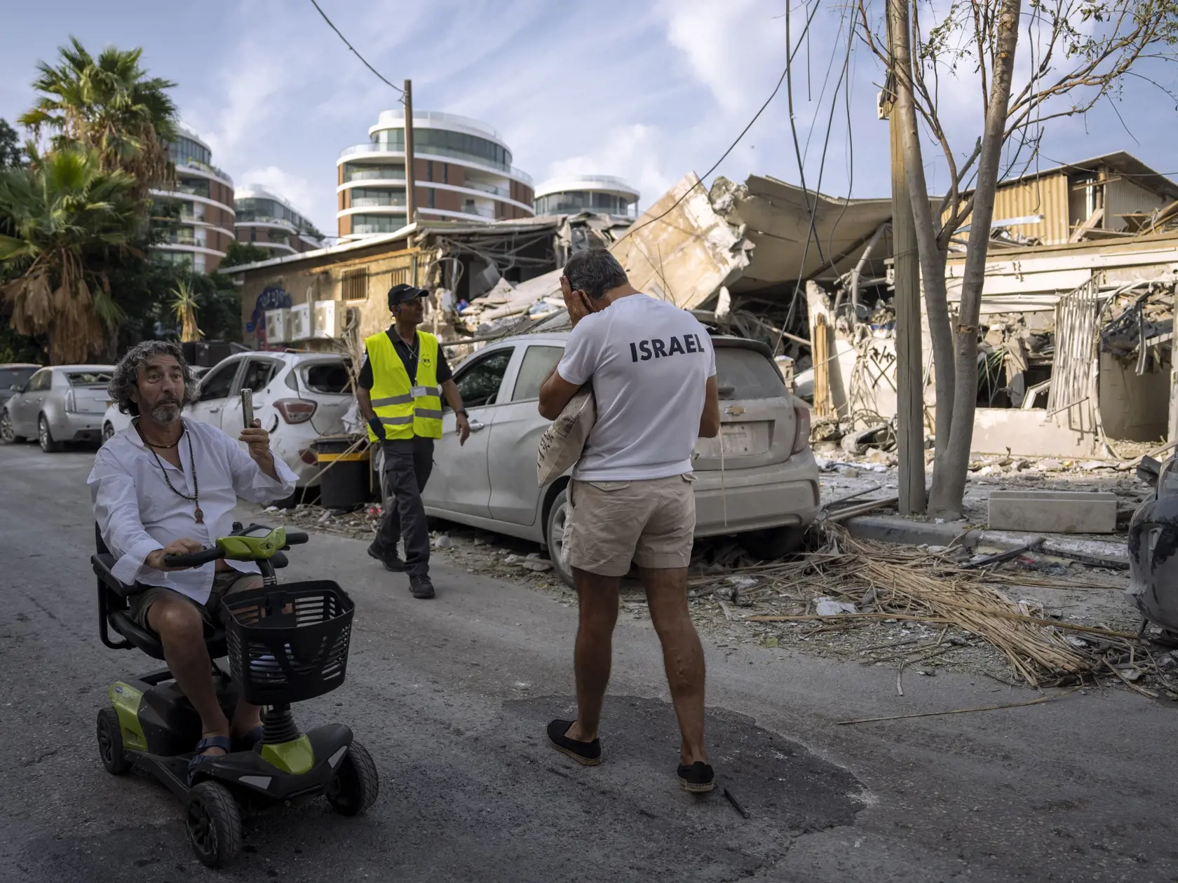 JB 64 Tel Aviv - Izraelčania skúmajú trosky budovy deň po raketovom úroku z pásma Gazy, v Tel Avive 8. októbra 2023. Izraelský bezpečnostný kabinet vyhlasuje vojnový stav v reakcii na sobotňajšie útoky palestínskeho hnutia Hamas. Oznámila to v nedeľu kancelária izraelského premiéra Benjamina Netanjahua. TASR o tom informuje na základe správy agentúry DPA. Tento krok umožní uskutočniť rozsiahle vojenské kroky. Vojna voči Izraelu bola podľa vyjadrení premiérovej kancelárie rozpútaná vražednými ter