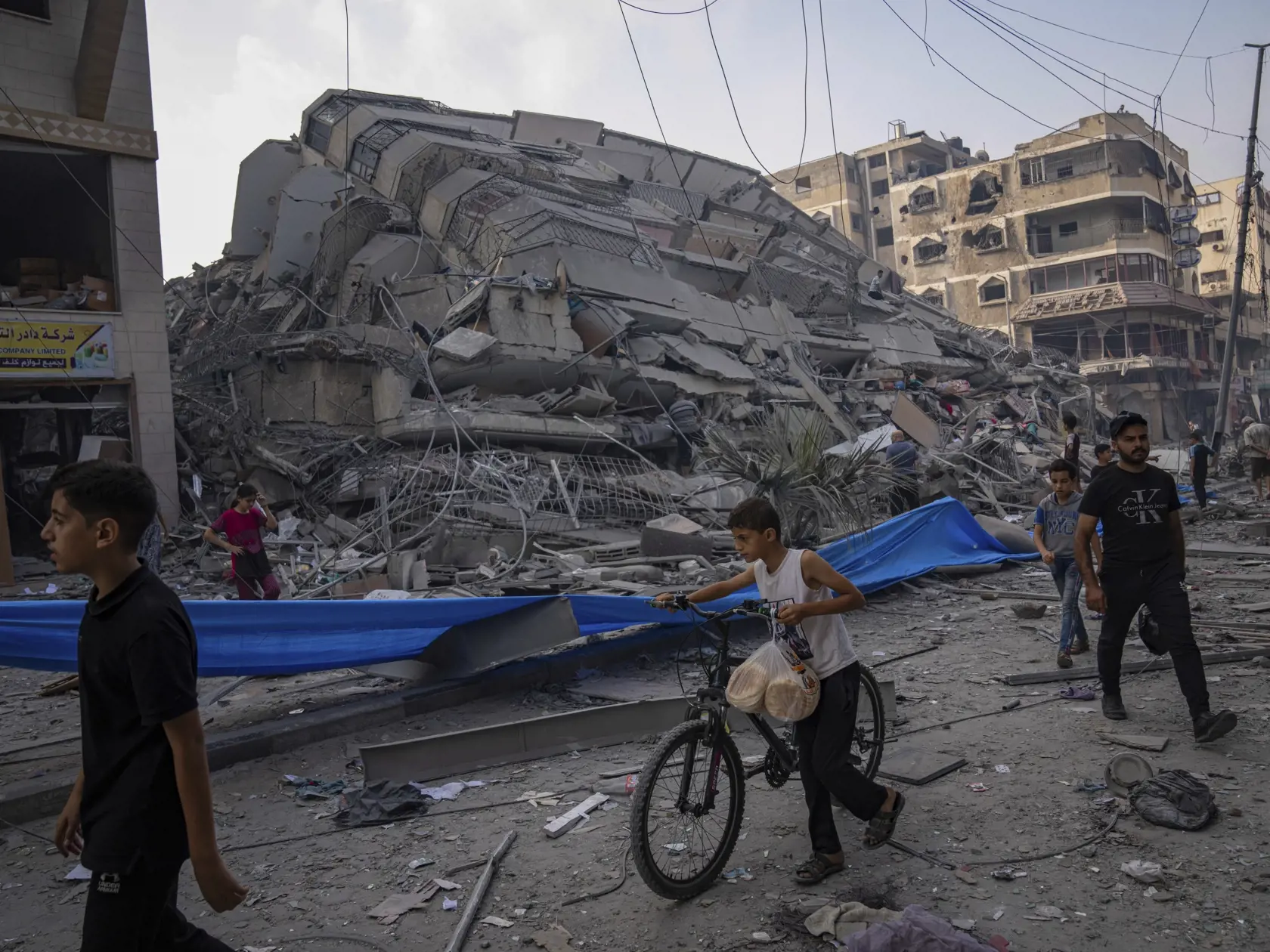 JB 14 Gaza - Palestínčania kráčajú po troskách budovy zasiahnutej po izraelskom leteckom útoku na Gazu 8. októbra 2023. Počet obetí konfliktu v pásme Gazy sa v nedeľu zvýšil na 313. Izraelská armáda pokračuje v evakuácii civilistov. TASR správu prevzala z agentúr AP a AFP. Ministerstvo zdravotníctva v pásme Gazy hlásilo 313 obetí a najmenej 1990 zranených z radov Palestínčanov. Medzi obeťami a zranenými sú aj deti. Hlavný hovorca izraelskej armády Daniel Hagari pre AP v nedeľu povedal, že izrael