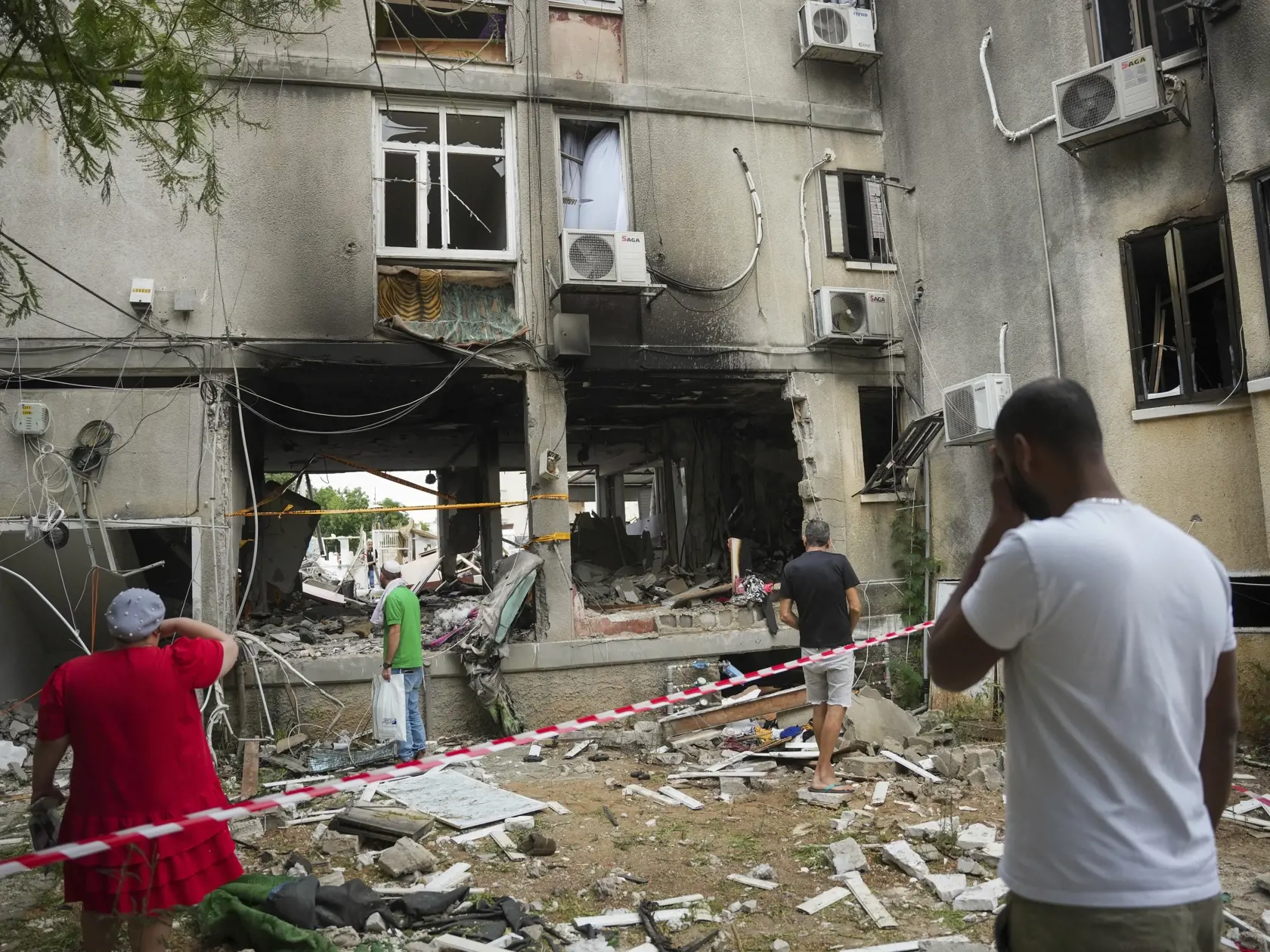 KK14 Aškelon - Izraelčania kontrolujú poškodenú obytnú budovu po zásahu raketou vypálenou z pásma Gazy v izraelskom meste Aškelon 9. októbra 2023. Islamistické hnutie Hamas spustilo v sobotu ráno z pásma Gazy rozsiahle raketové útoky na Izrael, pričom militanti z tohto hnutia súčasne prenikli cez hranice. Izrael reagoval protiútokmi. Boje a raketová streľba naďalej pokračujú. Izrael, USA a EÚ považujú Hamas za teroristickú organizáciu. FOTO TASR/AP

Israelis inspect a damaged residential buildin