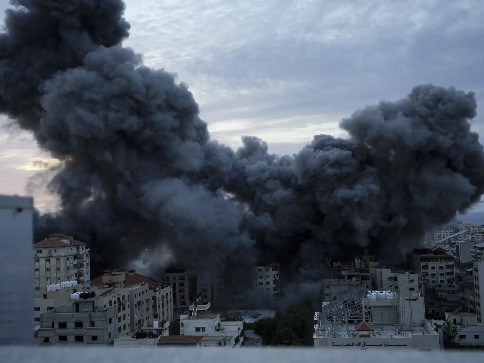 JB 65 Gaza - Dym stúpa pri explózii po izraelskom leteckom útoku na Gazu 7. októbra 2023. Najmenej 100 ľudí zahynulo a približne 900 utrpelo zranenia v Izraeli pri rozsiahlych útokoch palestínskych militantov z pásma Gazy, informovali v sobotu izraelské médiá s odvolaním sa na zdravotníkov. TASR prevzala správu z tlačovej agentúry DPA. Izraelské následné odvetné útoky zabili v pásme Gazy 198 ľudí a zranili ďalších 1600 osôb, uviedlo ministerstvo zdravotníctva v tejto palestínskej enkláve. Palest