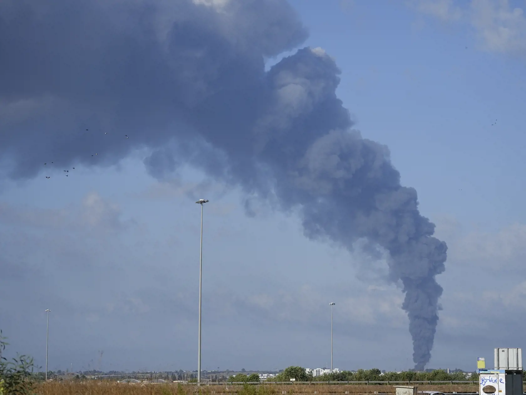 JB 26 - Hustý čierny dym stúpa po raketovom útoku z pásma Gazy na juhu Izraela 7. októbra 2023. Vodca islamistického hnutia Hamas oznámil, že táto ozbrojená skupina začala novú vojenskú operáciu proti Izraelu. V Jeruzaleme sa rozozvučali sirény oznamujúce letecký poplach. TASR správu prevzala v sobotu z agentúr AP a AFP. FOTO TASR/AP


A column of smoke rises from the south of Israel on Saturday, Oct. 7, 2023. Palestinian militants in the Gaza Strip infiltrated Saturday into southern Israel and 