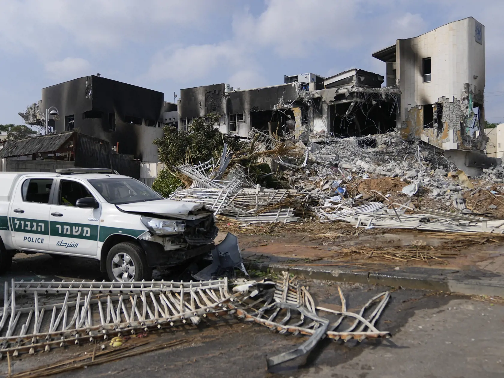 JB 48 Sderot - Zničená policajná stanica, ktorej sa v sobotu zmocnili militanti Hamasu v meste Sderot na juhu Izraela 8. októbra 2023. Izraelský bezpečnostný kabinet vyhlasuje vojnový stav v reakcii na sobotňajšie útoky palestínskeho hnutia Hamas. Oznámila to v nedeľu kancelária izraelského premiéra Benjamina Netanjahua. TASR o tom informuje na základe správy agentúry DPA. Tento krok umožní uskutočniť rozsiahle vojenské kroky. Vojna voči Izraelu bola podľa vyjadrení premiérovej kancelárie rozpút