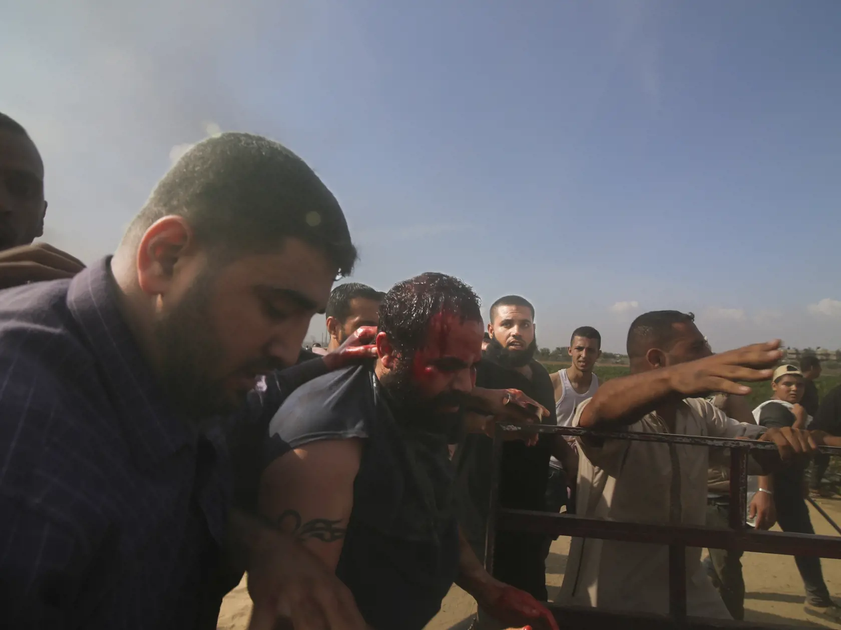 JB 36 Kfar Azza - Palestínčania transportujú zadržaného izraelského civilistu (uprostred) z mesta Kfar Azza do pásma Gazy, na juhu Izraela 7. októbra 2023. Hovorca izraelských obranných síl (IDF) potvrdil, že militanti Hamasu v Pásme Gazy držia izraelských "vojakov a civilistov" ako rukojemníkov. TASR informuje podľa agentúry AP a webu BBC. Hamas oznámil, že má 53 "vojnových zajatcov" - tj. rukojemníkov. IDF presnejšie informácie nekomentuje. FOTO TASR/AP

Palestinians transport a captured Israe