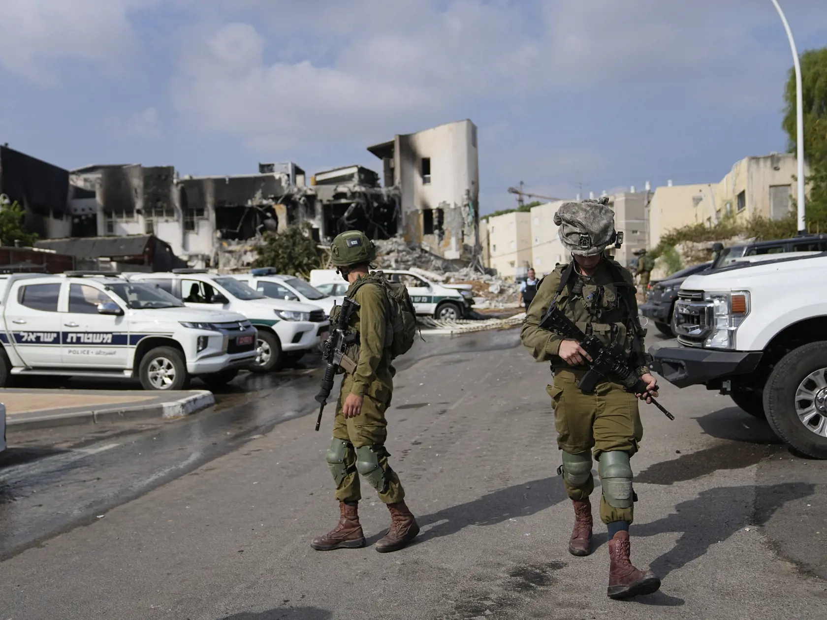 JB 46 Sderot - Izraelskí vojaci hliadkujú pri policajnej stanici, ktorej sa v sobotu zmocnili militanti Hamasu v meste Sderot na juhu Izraela 8. októbra 2023. Izraelský bezpečnostný kabinet vyhlasuje vojnový stav v reakcii na sobotňajšie útoky palestínskeho hnutia Hamas. Oznámila to v nedeľu kancelária izraelského premiéra Benjamina Netanjahua. TASR o tom informuje na základe správy agentúry DPA. Tento krok umožní uskutočniť rozsiahle vojenské kroky. Vojna voči Izraelu bola podľa vyjadrení premi