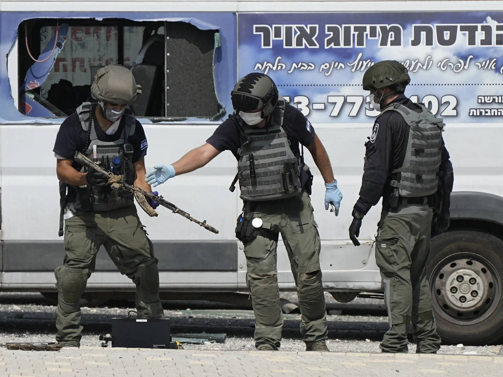 JB 44 Sderot - Izraelskí policajti nabíjajú zbrane palestínskych militantov pred policajnou stanicou v meste Sderot na juhu Izraela 8. októbra 2023. Izraelský bezpečnostný kabinet vyhlasuje vojnový stav v reakcii na sobotňajšie útoky palestínskeho hnutia Hamas. Oznámila to v nedeľu kancelária izraelského premiéra Benjamina Netanjahua. TASR o tom informuje na základe správy agentúry DPA.
Tento krok umožní uskutočniť rozsiahle vojenské kroky. Vojna voči Izraelu bola podľa vyjadrení premiérovej kan