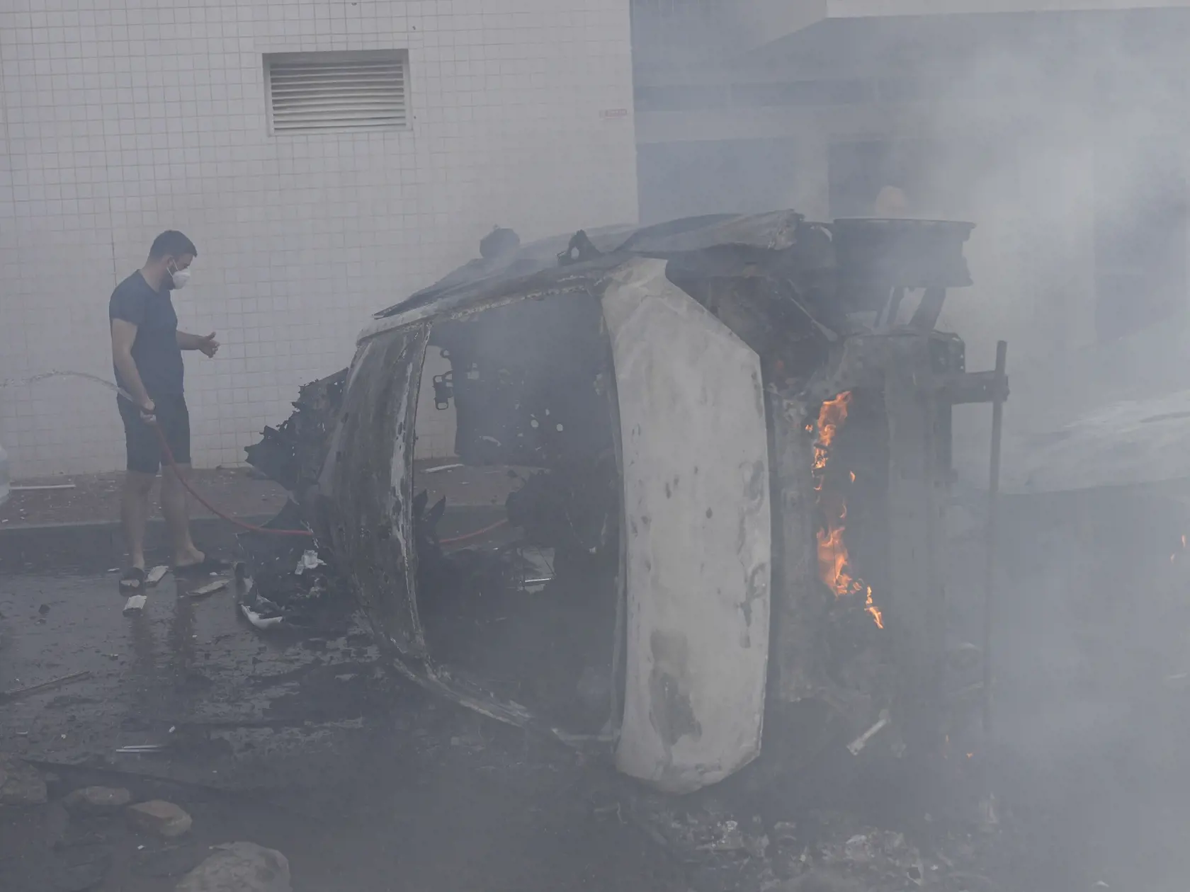 JB 13 Aškelon - Horiace autá na ulici po tom, ako ich zasiahli rakety vystrelené z pásma Gazy v izraelskom meste Aškelon 7. októbra 2023. Vodca islamistického hnutia Hamas oznámil, že táto ozbrojená skupina začala novú vojenskú operáciu proti Izraelu. V Jeruzaleme sa rozozvučali sirény oznamujúce letecký poplach. TASR správu prevzala v sobotu z agentúr AP a AFP. FOTO TASR/AP

Cars are on fire after they were hit by rockets from the Gaza Strip in Ashkelon, Israel, on Saturday, Oct. 7, 2023. Pales