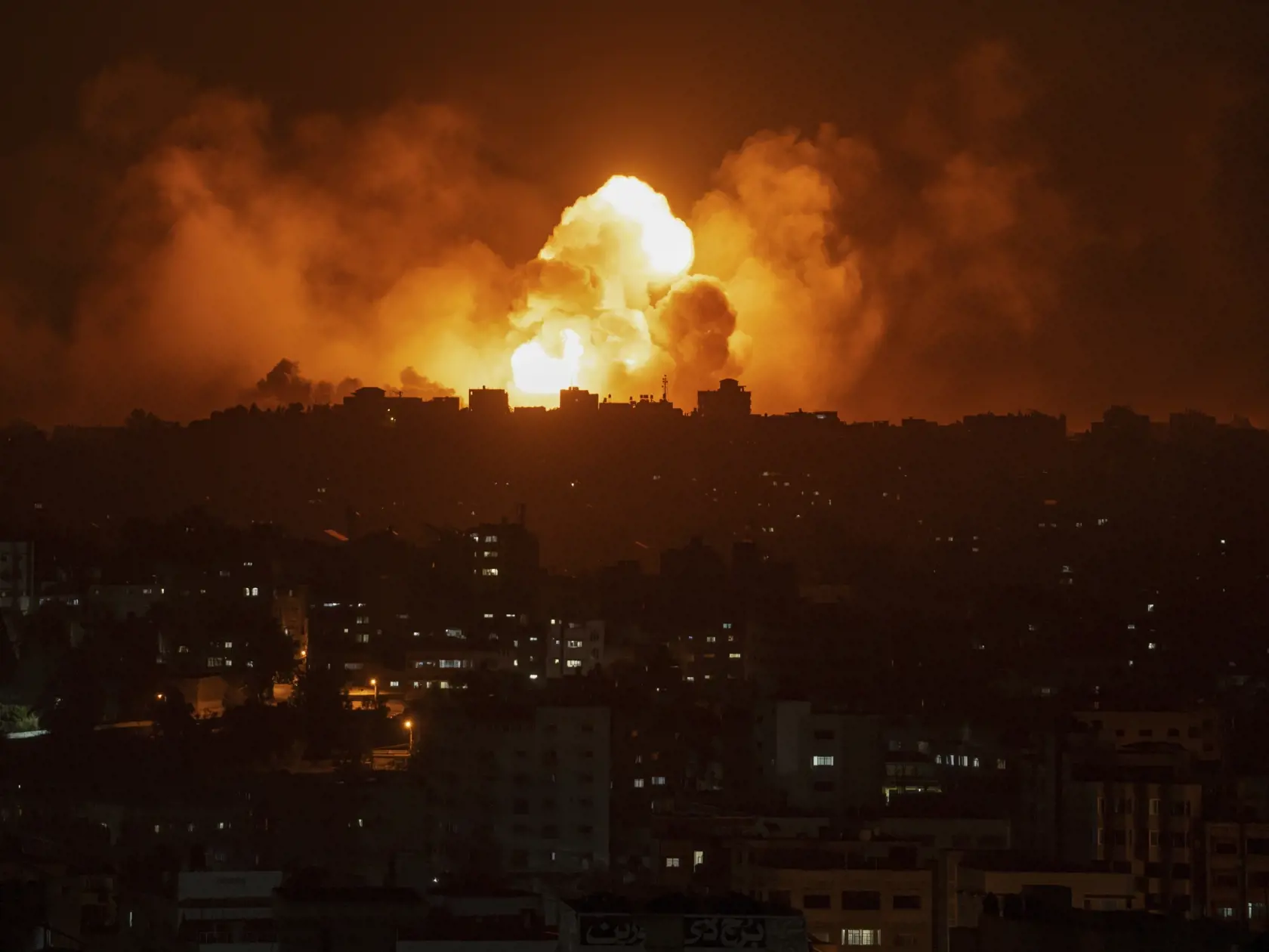JB 90 Gaza - Plamene a dym stúpajú pri explózii po izraelskom leteckom útoku na Gazu 8. októbra 2023. Po rozsiahlom útoku militantov z hnutia Hamas sa na území Izraela stále nachádzajú palestínski ozbrojenci a izraelská armáda vysiela posily najmä k pásme Gazy. Uviedol to v nedeľu armádny hovorca, informuje TASR podľa agentúr AFP a DPA. "V Izraeli sú stále nepriateľské sily," povedal hovorca armády Daniel Hagari približne 36 hodín po začiatku útokov z pásma Gazy. Doplnil, že izraelská armáda dos
