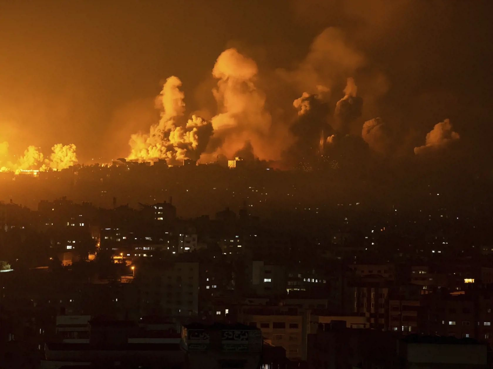 JB 89 Gaza - Plamene a dym stúpajú pri explózii po izraelskom leteckom útoku na Gazu 8. októbra 2023. Po rozsiahlom útoku militantov z hnutia Hamas sa na území Izraela stále nachádzajú palestínski ozbrojenci a izraelská armáda vysiela posily najmä k pásme Gazy. Uviedol to v nedeľu armádny hovorca, informuje TASR podľa agentúr AFP a DPA. "V Izraeli sú stále nepriateľské sily," povedal hovorca armády Daniel Hagari približne 36 hodín po začiatku útokov z pásma Gazy. Doplnil, že izraelská armáda dos