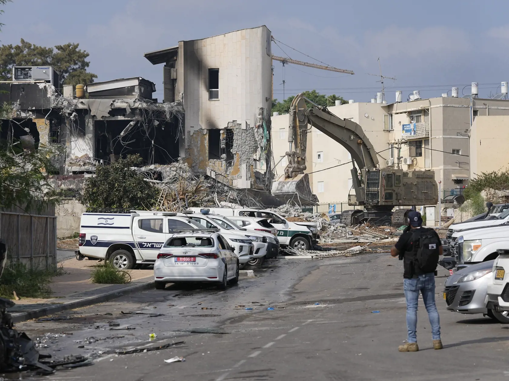 JB 50 Sderot - Báger odpratáva trosky zo zničenej policajnej stanice, ktorej sa v sobotu zmocnili militanti Hamasu v meste Sderot na juhu Izraela 8. októbra 2023. Izraelský bezpečnostný kabinet vyhlasuje vojnový stav v reakcii na sobotňajšie útoky palestínskeho hnutia Hamas. Oznámila to v nedeľu kancelária izraelského premiéra Benjamina Netanjahua. TASR o tom informuje na základe správy agentúry DPA. Tento krok umožní uskutočniť rozsiahle vojenské kroky. Vojna voči Izraelu bola podľa vyjadrení p