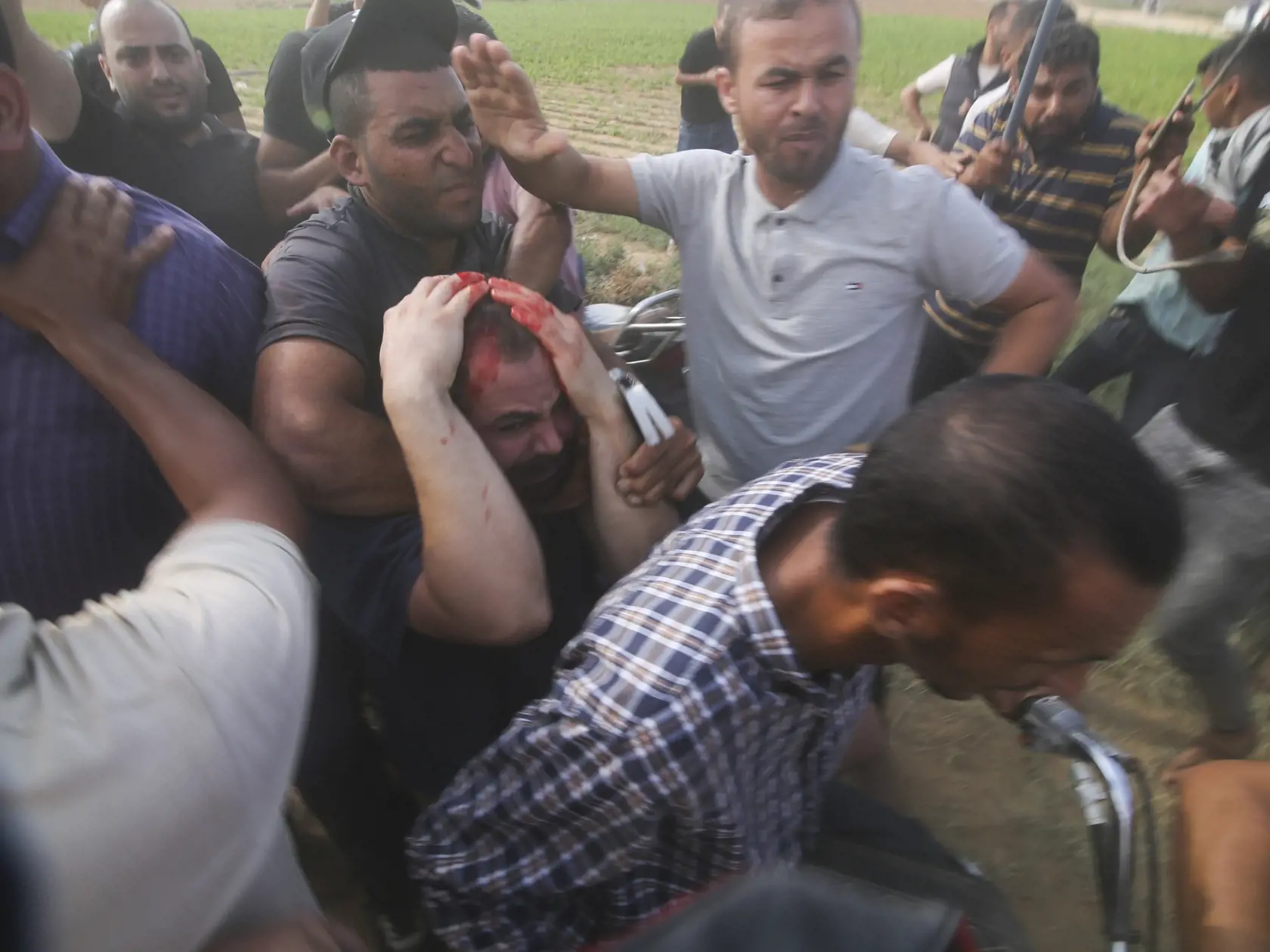 JB 37 Kfar Azza - Palestínčania transportujú zadržaného izraelského civilistu (uprostred) z mesta Kfar Azza do pásma Gazy, na juhu Izraela 7. októbra 2023. Hovorca izraelských obranných síl (IDF) potvrdil, že militanti Hamasu v Pásme Gazy držia izraelských "vojakov a civilistov" ako rukojemníkov. TASR informuje podľa agentúry AP a webu BBC. Hamas oznámil, že má 53 "vojnových zajatcov" - tj. rukojemníkov. IDF presnejšie informácie nekomentuje. FOTO TASR/AP

Palestinians transport a captured Israe