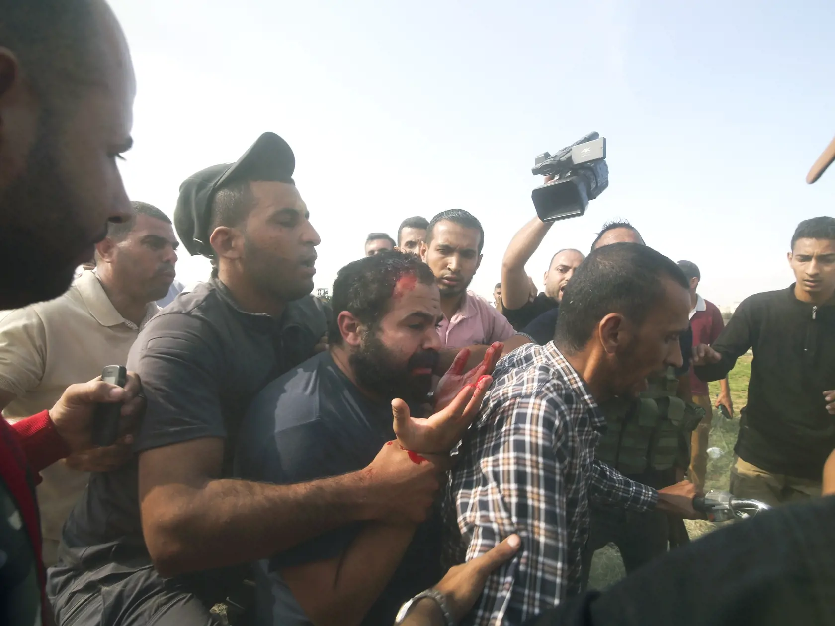 JB 35 Kfar Azza - Palestínčania transportujú zadržaného izraelského civilistu (uprostred) z mesta Kfar Azza do pásma Gazy, na juhu Izraela 7. októbra 2023. Hovorca izraelských obranných síl (IDF) potvrdil, že militanti Hamasu v Pásme Gazy držia izraelských "vojakov a civilistov" ako rukojemníkov. TASR informuje podľa agentúry AP a webu BBC. Hamas oznámil, že má 53 "vojnových zajatcov" - tj. rukojemníkov. IDF presnejšie informácie nekomentuje. FOTO TASR/AP

Palestinians transport a captured Israe