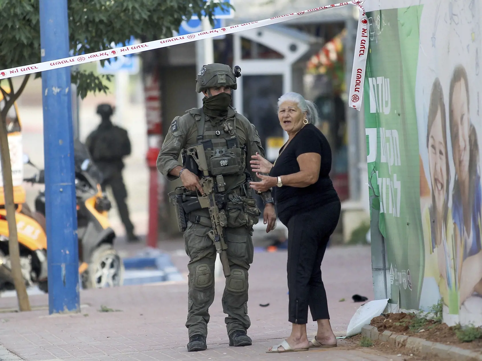 JB 45 Sderot - Izraelskí vojaci hliadkujú pred policajnou stanicou, ktorej sa v sobotu zmocnili militanti Hamasu v meste Sderot na juhu Izraela 8. októbra 2023. Izraelský bezpečnostný kabinet vyhlasuje vojnový stav v reakcii na sobotňajšie útoky palestínskeho hnutia Hamas. Oznámila to v nedeľu kancelária izraelského premiéra Benjamina Netanjahua. TASR o tom informuje na základe správy agentúry DPA. Tento krok umožní uskutočniť rozsiahle vojenské kroky. Vojna voči Izraelu bola podľa vyjadrení pre