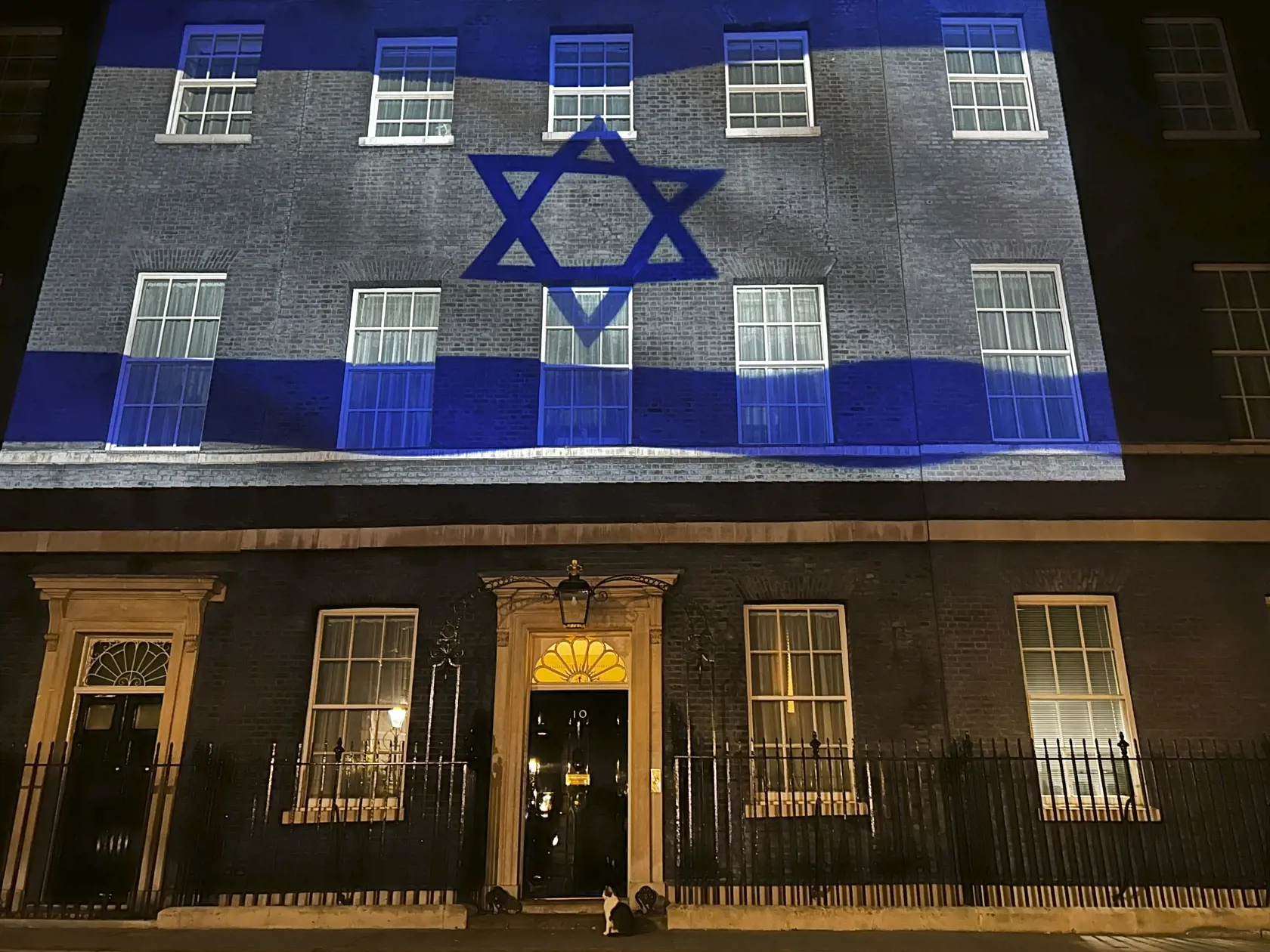 KK10 Londýn - Izraelská vlajka je vysvietená na budove Downing Street 10 na znak solidarity s Izraelom 8. októbra 2023 v Londýne. Od sobotného rána, keď Hamas podporovaný Iránom začal z pásma Gazy útočiť na Izrael, ktorý odpovedal protiútokmi, prišli na oboch stranách o život už stovky ľudí. FOTO TASR/AP
The flag of Israel is projected onto the front of 10 Downing Street in London, Sunday, Oct. 8, 2023, to show solidarity with Israel after Hamas launched its unprecedented incursion out of Gaza. 