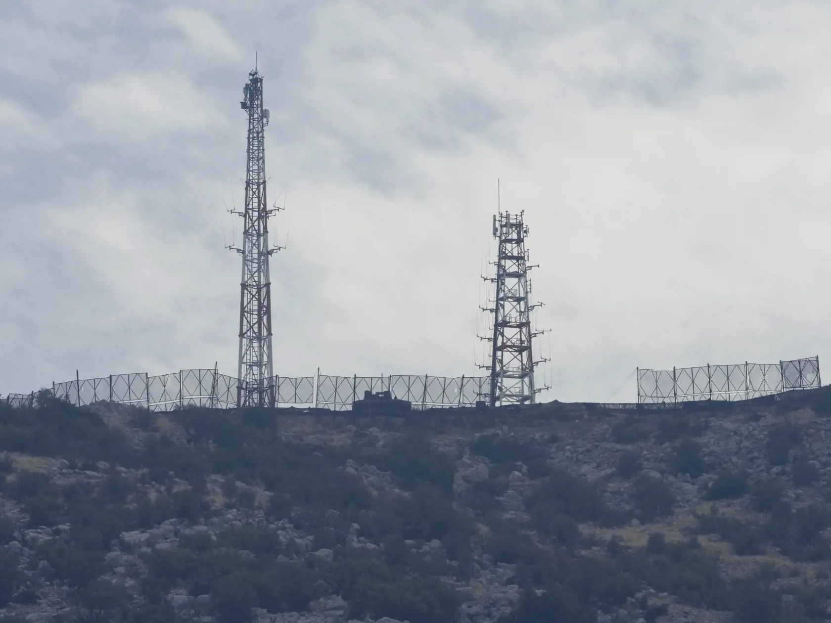 JB 8 Kfar Chúba - Plot izraelskej vojenskej pozície je zničený po útoku libanonského hnutia Hizballáh   v okupovanej oblasti neďaleko hraníc s Libanonom v dedine Kfar Chúba 8. októbra 2023. Libanonské hnutie Hizballáh sa v nedeľu prihlásilo k zodpovednosti za útoky na izraelské pozície v oblasti neďaleko hraníc s Libanonom. TASR správu prevzala z agentúr AP, DPA a webovej stránky denníka The Guardian. Hizballáh podľa svojich vyjadrení útokmi cielil na izraelské pozície v oblasti tzv. fariem Šibá