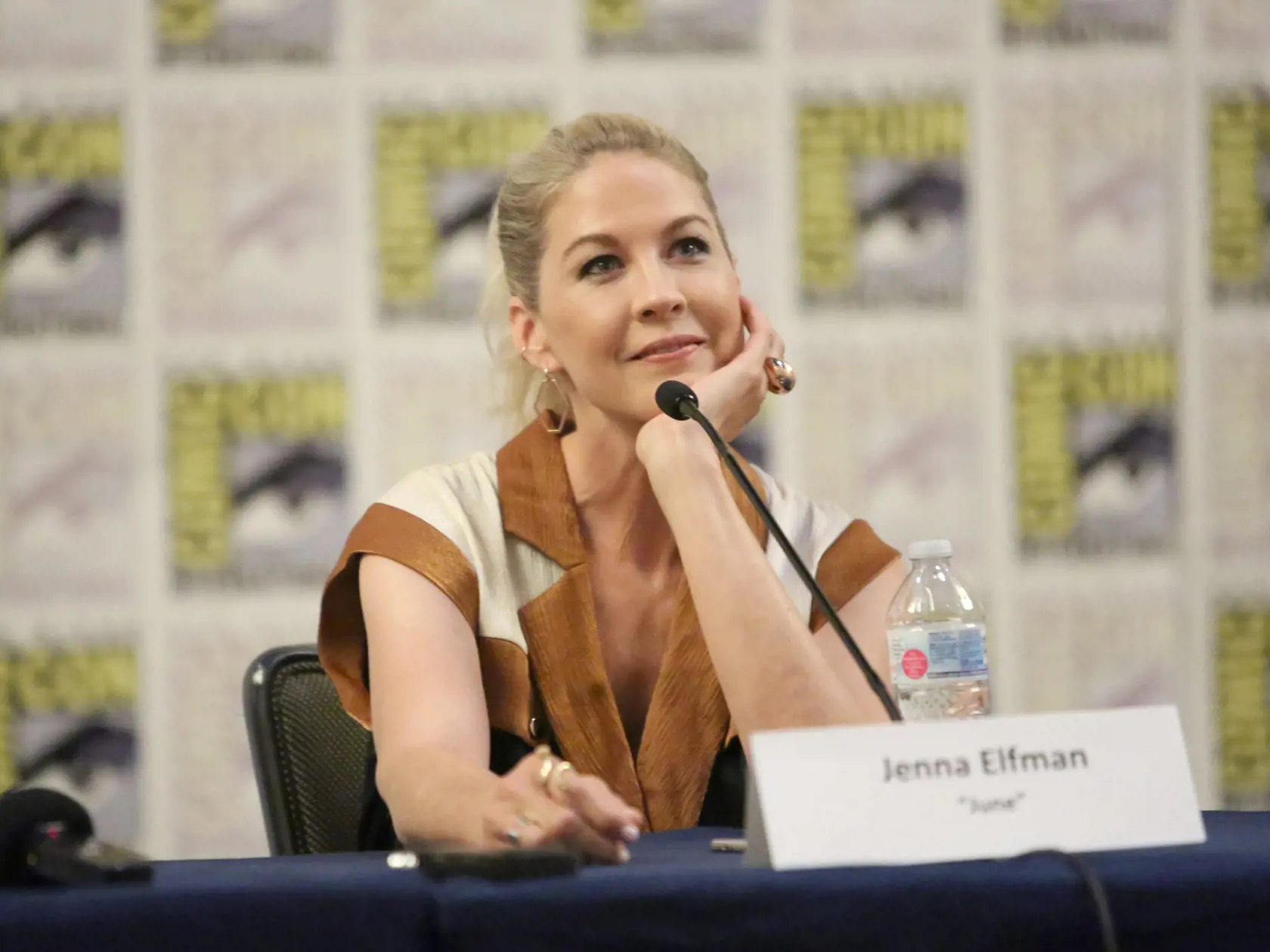 Takto vyzerá Jenna Elfman dnes. Je stále krásna, však?