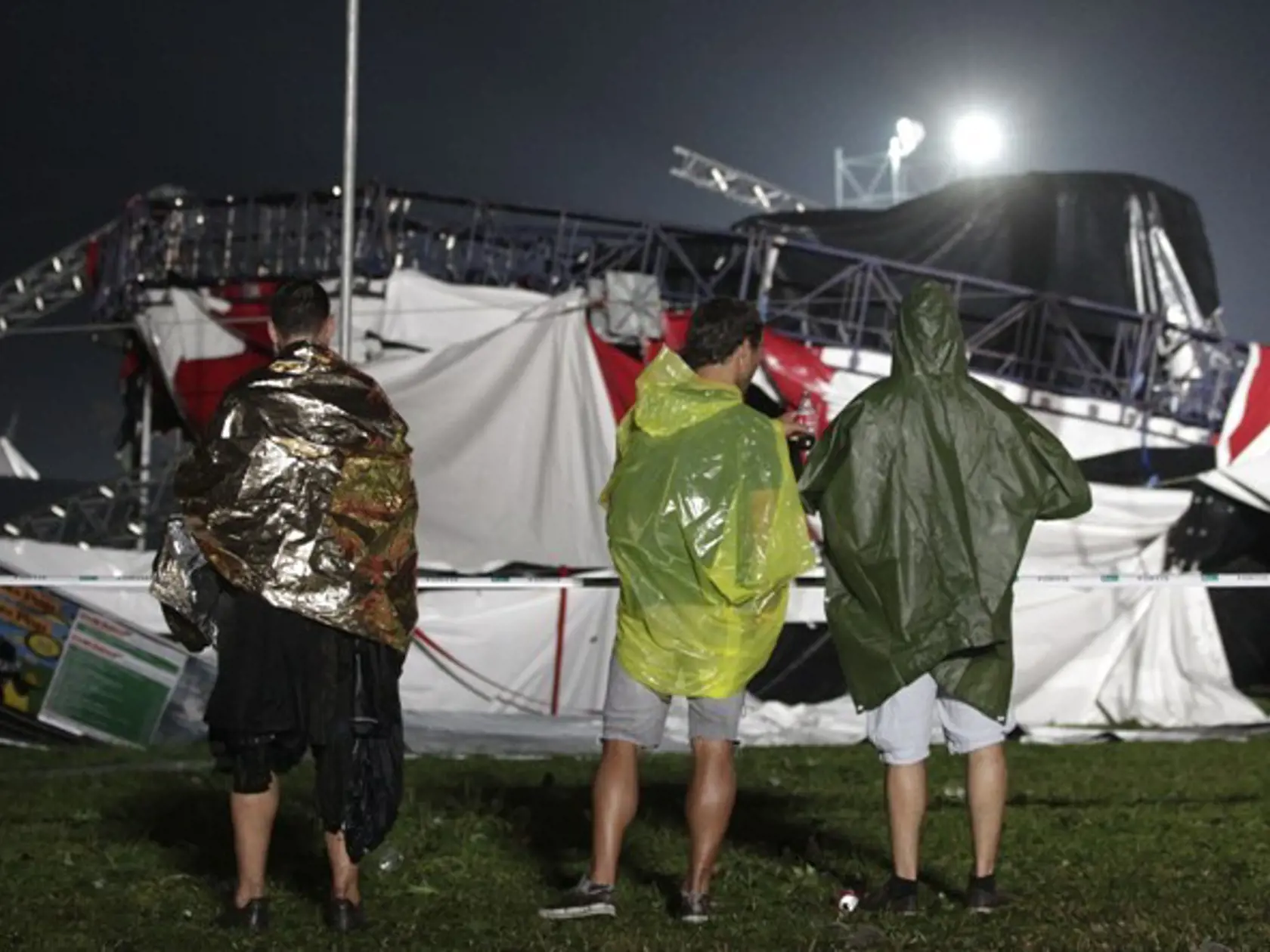 Návštevníci festivalu sa pozerajú na spadnutý stan po silnej búrke , ktorá vo štvrtok 18. augusta 2011 nečakane zasiahla belgický hudobný festival pod otvoreným nebom Pukkelpop asi 80 kilometrov východne od Bruselu.