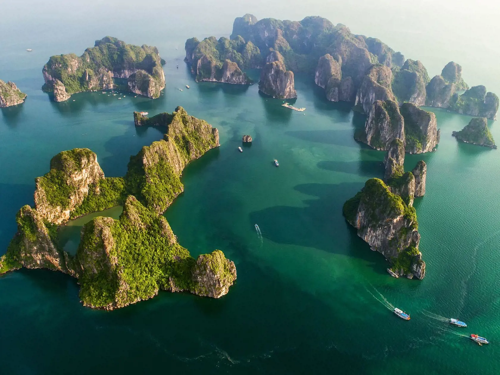 Záliv Hạ Long, Vietnam.