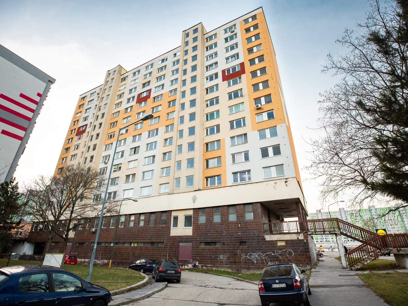 Sebavražda skokom z okna na Jasovskej ulici v Bratislave.