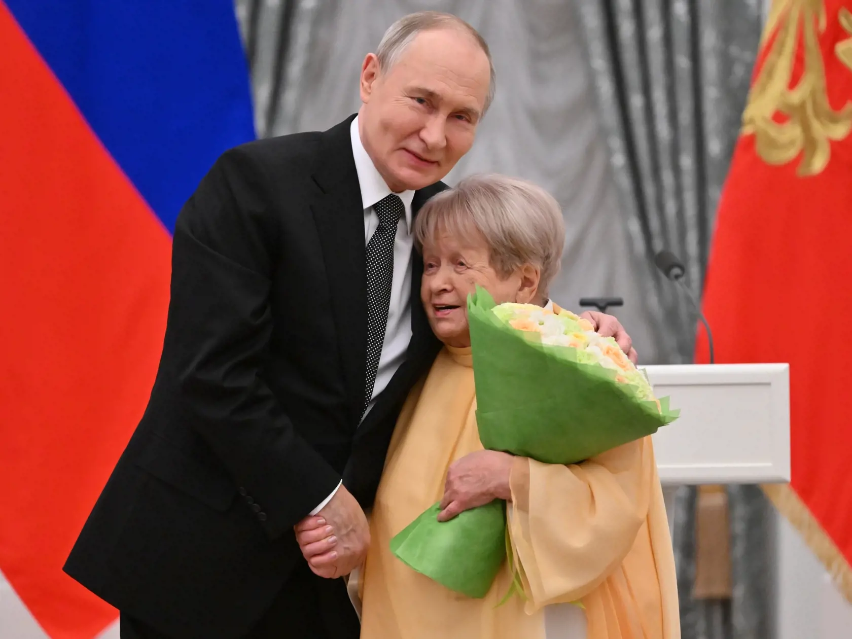 Ruský prezident Vladimir Putin (vľavo) gratuluje skladateľke Alexandre Pachmutovovej po tom, ako jej udelil titul Hrdinka práce Ruska počas slávnostného odovzdávania štátnych vyznamenaní prominentným ruským občanom za ich zásluhy v rôznych spoločenských oblastiach v Kremli v Moskve 12. decembra 2024.