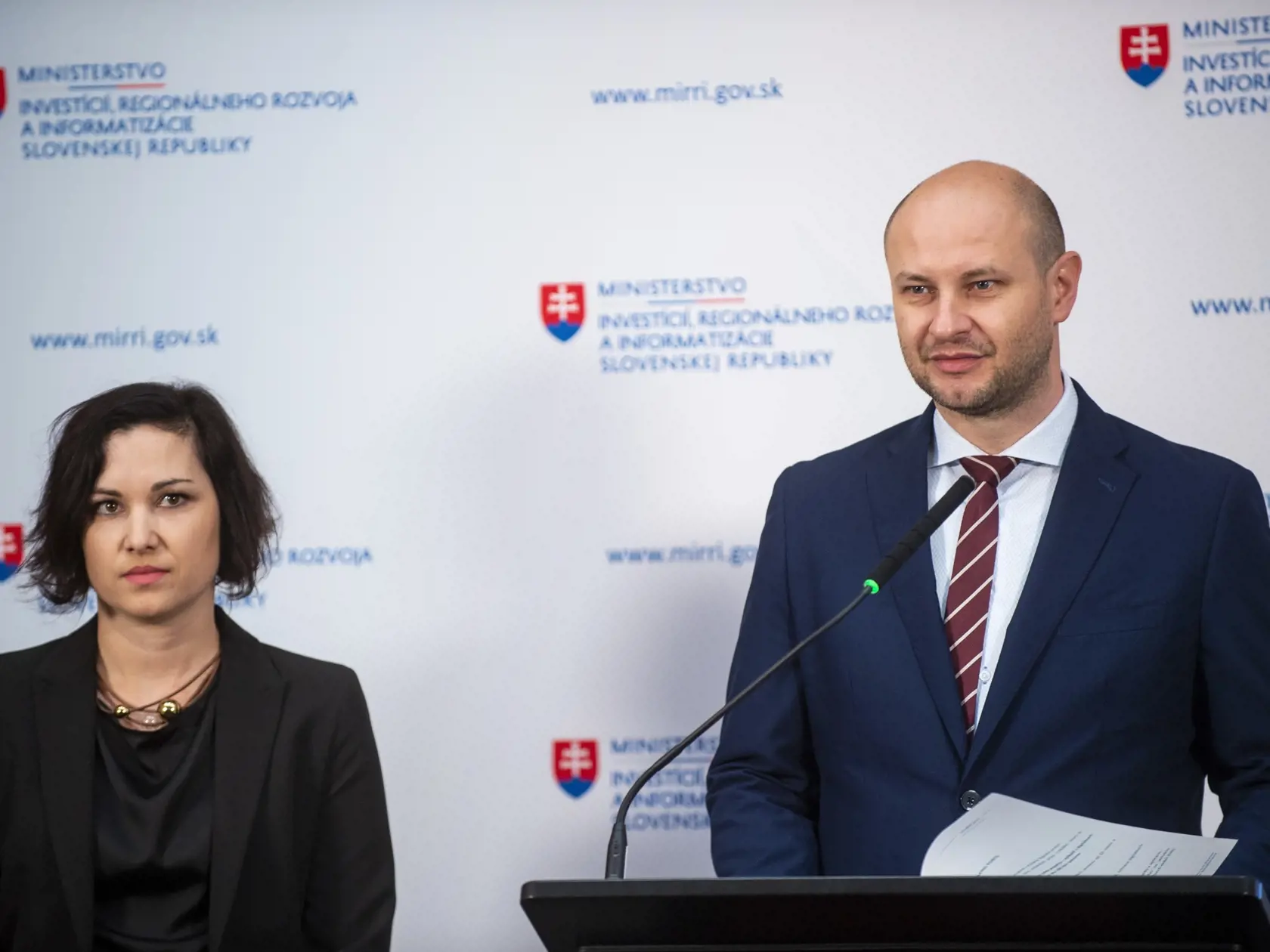 Na snímke vľavo vedúca oddelenia realizácie Plánu obnovy a odolnosti SR Lucia Lišiaková a minister pre investície, regionálny rozvoj a informatizáciu SR Peter Balík počas tlačovej konferencie na tému - Digitálni seniori, program na na zlepšenie digitálnych zručností seniorov 6. októbra 2023 v Bratislave. FOTO TASR - Jakub Kotian