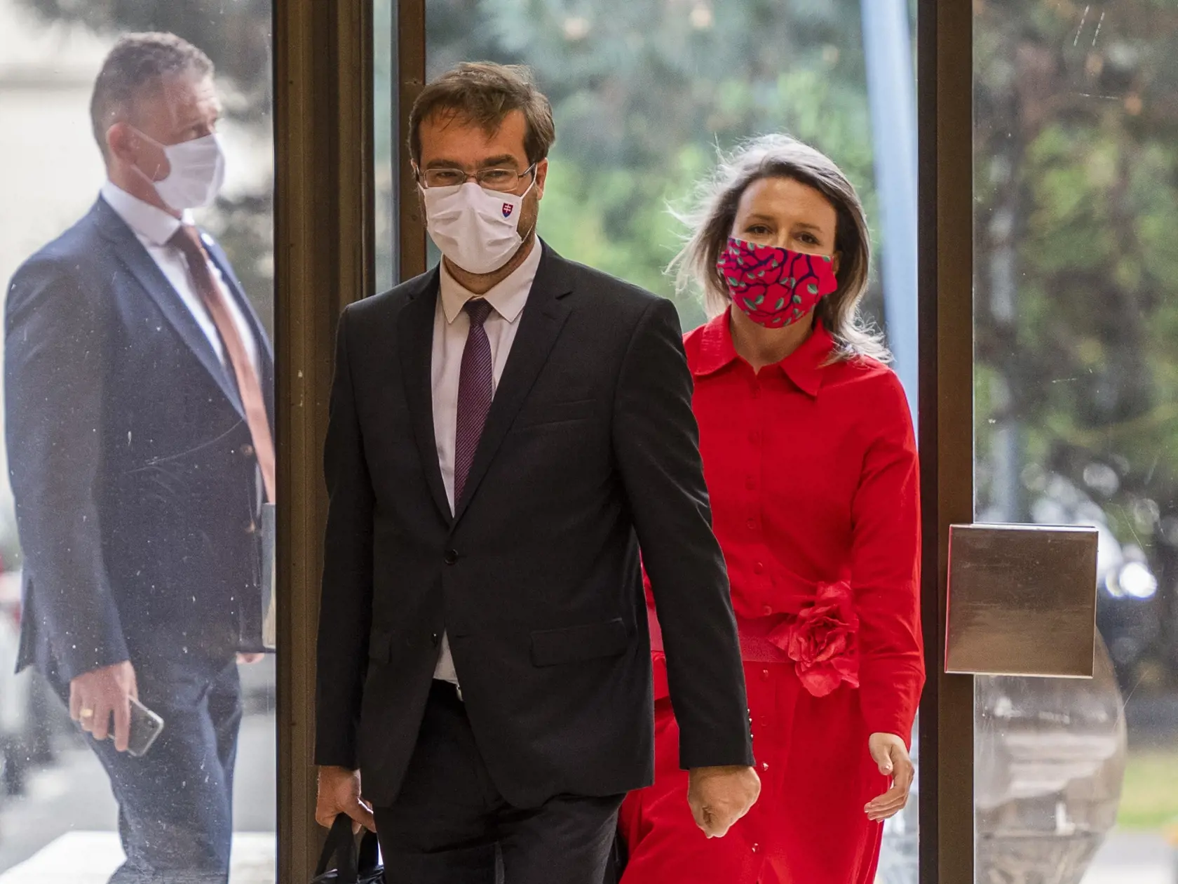Na snímke zľava minister vnútra SR Roman Mikulec (OĽaNO), minister zdravotníctva SR Marek Krajčí (OĽaNO) a hovorkyňa Ministerstva zdravotníctva SR Zuzana Eliášová prichádzajú na 18. rokovanie vlády  SR v Bratislave 11. mája 2020. FOTO TASR - Jaroslav Novák