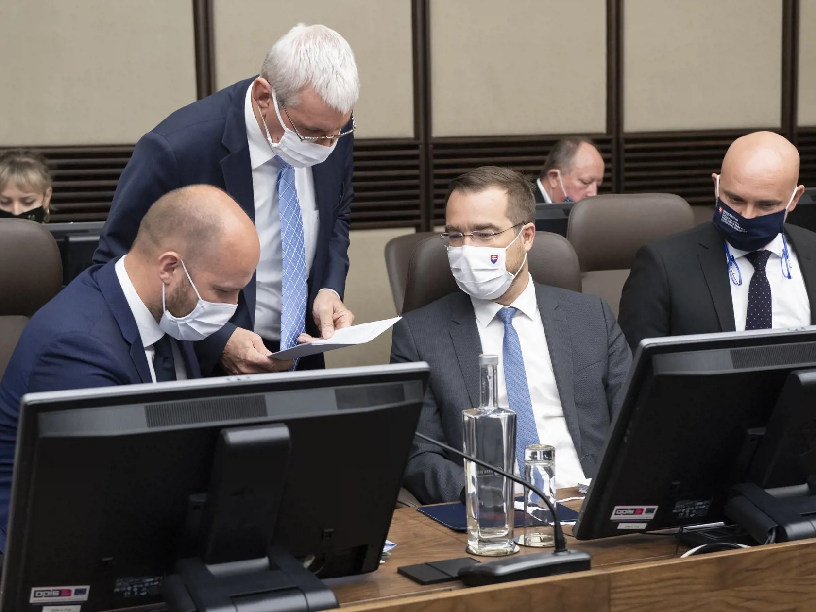 Na snímke zľava minister obrany Jaroslav Naď, štátny tajomník ministerstva hospodárstva Ján Oravec, minister zdravotníctva Marek Krajčí a minister školstva, vedy, výskumu a športu Branislav Gröhling počas 22. schôdze vlády SR 27. mája 2020 v Bratislave. FOTO TASR - Pavel Neubauer