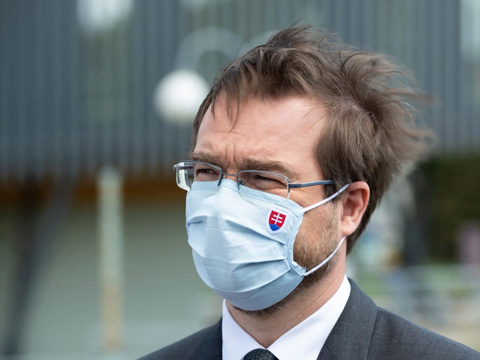Na snímke minister zdravotníctva SR Marek Krajčí poskytuje informácie médiám ohľadne situácie s nákazou koronavírusom vo Fakultnej nemocnici v Nitre 25. apríla 2020. FOTO TASR - Henrich Mišovič