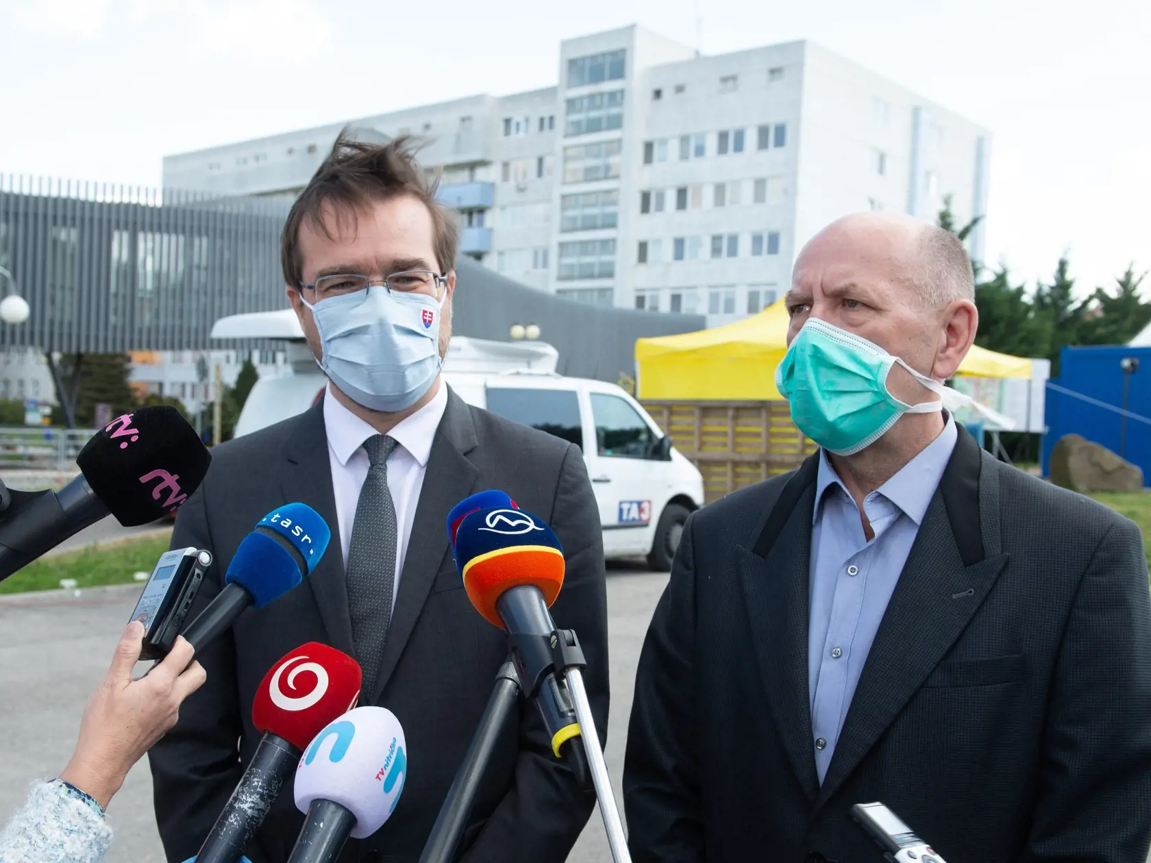  Na snímke zľava minister zdravotníctva SR Marek Krajčí a riaditeľ Fakultnej nemocnice v Nitre Milan Dubaj poskytujú informácie médiám ohľadne situácie s nákazou koronavírusom vo Fakultnej nemocnici v Nitre 25. apríla 2020. FOTO TASR - Henrich Mišovič