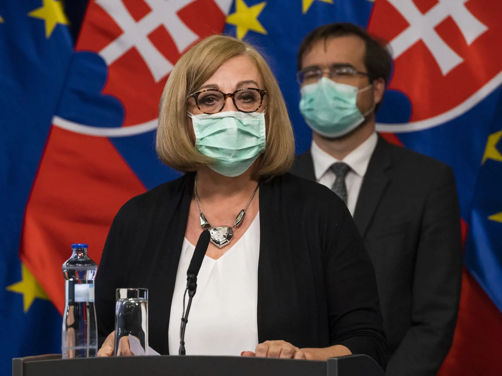 Na snímke zľava epidemiologička z Fakulty verejného zdravotníctva Slovenskej zdravotníckej univerzity Zuzana Krištúfková a minister zdravotníctva SR Marek Krajčí (OĽaNO) počas tlačovej konferencie k uvoľňovaniu opatrení na tému Niečo za niečo. V Bratislave 20. apríla 2020. FOTO TASR - Jaroslav Novák