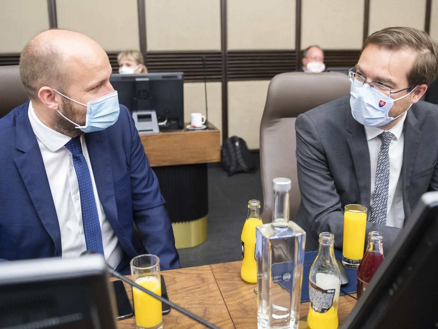 Na snímke zľava minister obrany SR Jaroslav Naď a minister zdravotníctva SR Marek Krajčí (obaja OĽaNO) počas 12. rokovania vlády SR v Bratislave 19. apríla 2020. FOTO TASR - Jaroslav Novák