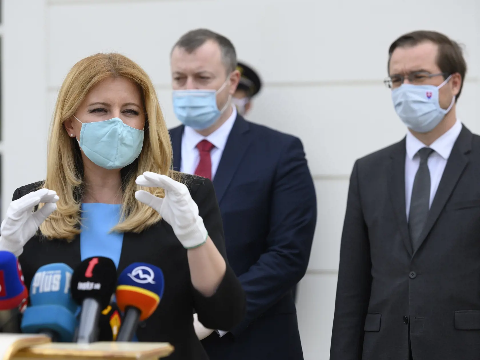 Na snímke vľavo prezidentka Zuzana Čaputová, v pozadí uprostred minister práce, sociálnych vecí a rodiny SR Milan Krajniak a vpravo minister zdravotníctva SR Marek Krajčí počas tlačovej konferencie po prijatí v Prezidentskom paláci 27. apríla 2020 v Bratislave. FOTO TASR - Pavel Neubauer