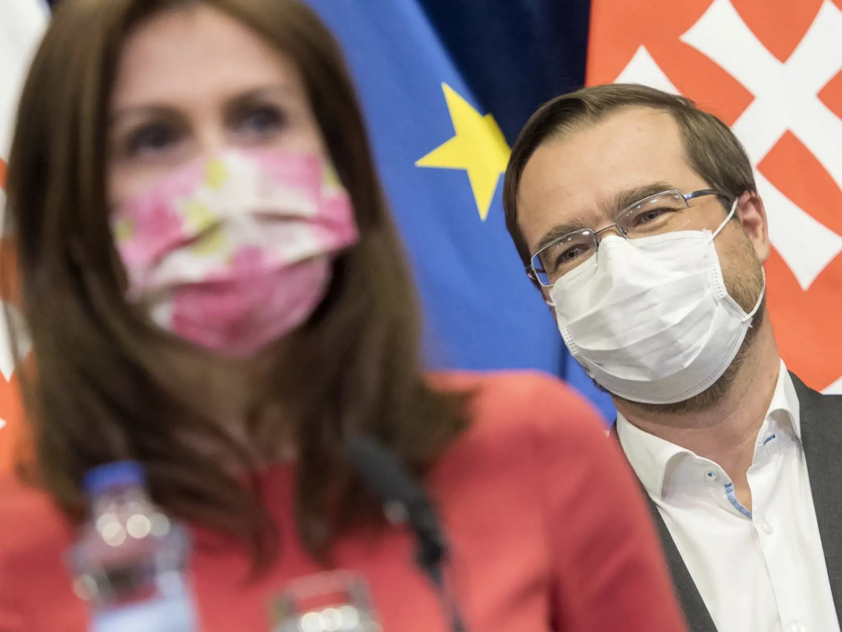 Zľava bývalá ministerka zdravotníctva SR Andrea Kalavská a minister zdravotníctva SR Marek Krajčí (OĽaNO) počas tlačovej konferencie po zasadnutí konzília odborníkov v nedeľu 5. apríla 2020 v Bratislave. Na pondelkovom (6. 4.) zasadnutí vlády navrhne premiér prijatie uznesenia obmedziť voľný pohyb osôb od 8. apríla do 13. apríla s výnimkou ciest do a zo zamestnania, nákupu, návštevy lekára, pobytu v prírode v rámci okresu, pohrebu príbuzného, starostlivosti o príbuzného či susedskej výpomoci. Pr