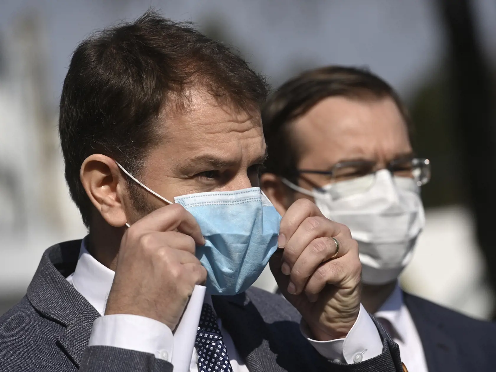 Predseda vlády SR Igor Matovič navštívil spolu s ministrom zdravotníctva SR Marekom Krajčím spoločnosť Chirana, kde symbolicky podpísali zmluvu o záväzku spoločnosti vyrábať a dodať 300 pľúcnych ventilátorov pre slovenské nemocnice do 30. júna 2020, 4. apríla 2020 v Starej Turej. Na snímke zľava predseda vlády SR Igor Matovič a minister zdravotníctva SR Marek Krajčí (obaja OĽaNO) počas tlačového brífingu po podpise zmluvy. FOTO TASR - Radovan Stoklasa