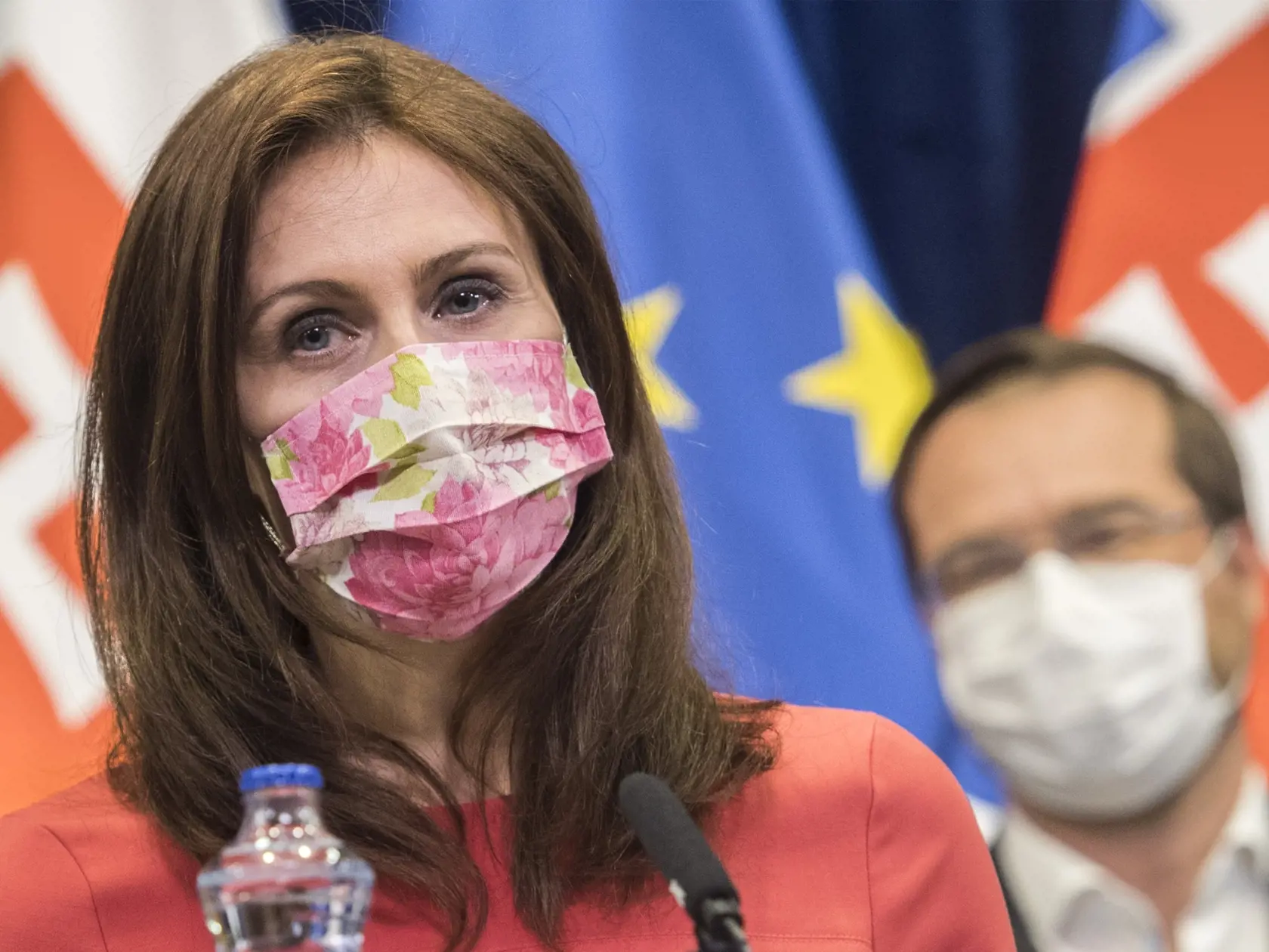 Zľava bývalá ministerka zdravotníctva SR Andrea Kalavská a minister zdravotníctva SR Marek Krajčí (OĽaNO) počas tlačovej konferencie po zasadnutí konzília odborníkov v nedeľu 5. apríla 2020 v Bratislave. Na pondelkovom (6. 4.) zasadnutí vlády navrhne premiér prijatie uznesenia obmedziť voľný pohyb osôb od 8. apríla do 13. apríla s výnimkou ciest do a zo zamestnania, nákupu, návštevy lekára, pobytu v prírode v rámci okresu, pohrebu príbuzného, starostlivosti o príbuzného či susedskej výpomoci. Pr
