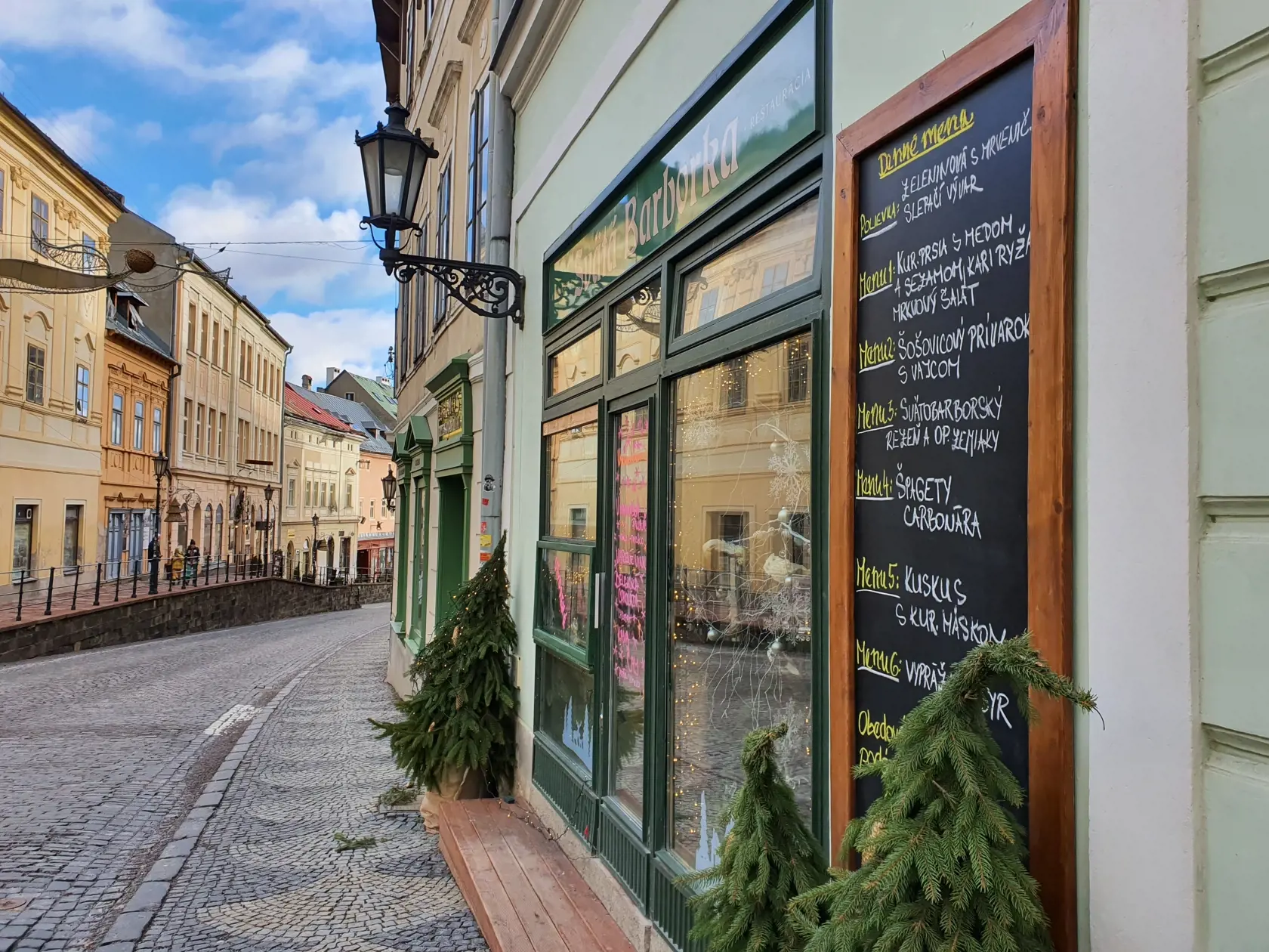 V Banskej Štiavnici od pondelka 3. januára už niektoré podniky fungovali.