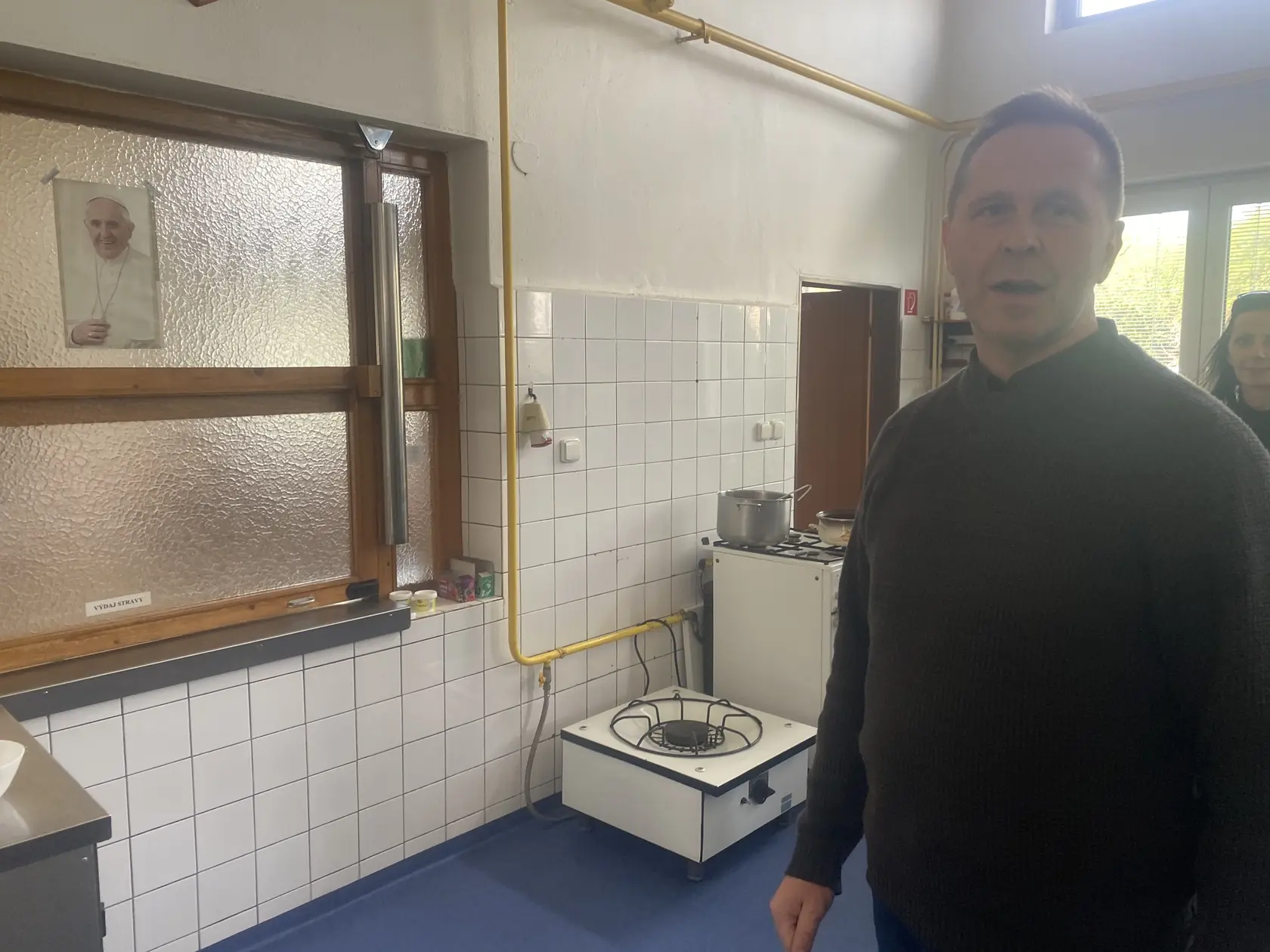 Predstavený prešovských jezuitov, páter Ján Benkovský z Exercičného domu v Prešove, v kuchyni, kde navštívil zamestnancov pápež František.