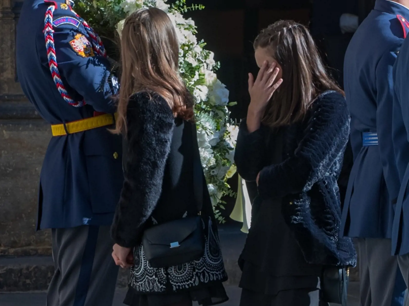 Zádušná omša za zosnulého Karla Gotta v chráme Svätého Víta na Pražskom hrade. S hudobnou legendou sa prišlo rozlúčiť množstvo známych osobností kultúrneho a verejného života. Na snímke sú Gottove dcéry Charlotte Ella Gottová, Nelly Sofie Gottová a Dominika Gottová.