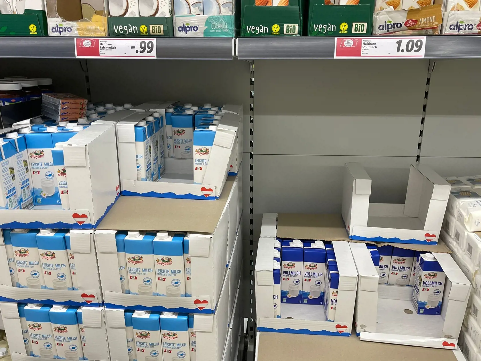 Na snímke sú ceny potravín v predajni Lidl v Rakúsku.
