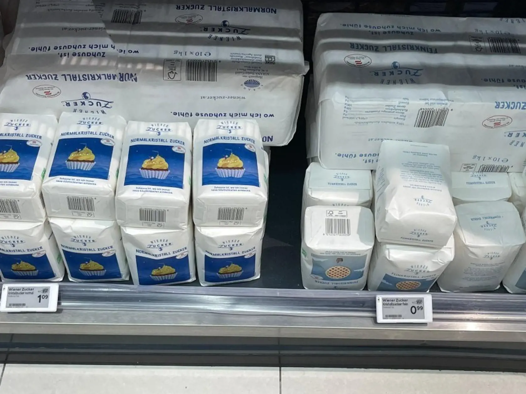 Na snímke sú ceny potravín v predajni Lidl v Rakúsku.