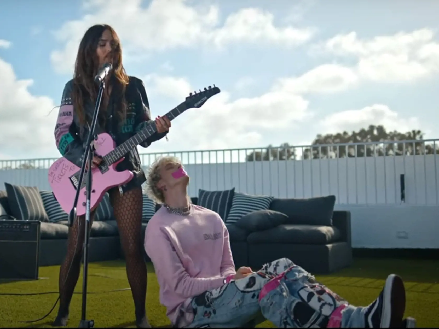 Nie je za tým nevera: Meghan Foxová v sexi videoklipe rapera Machine Guna Kellyho. Špekuluje sa o romániku. Brian dementoval, že by bola za ich rozchodom nevera.