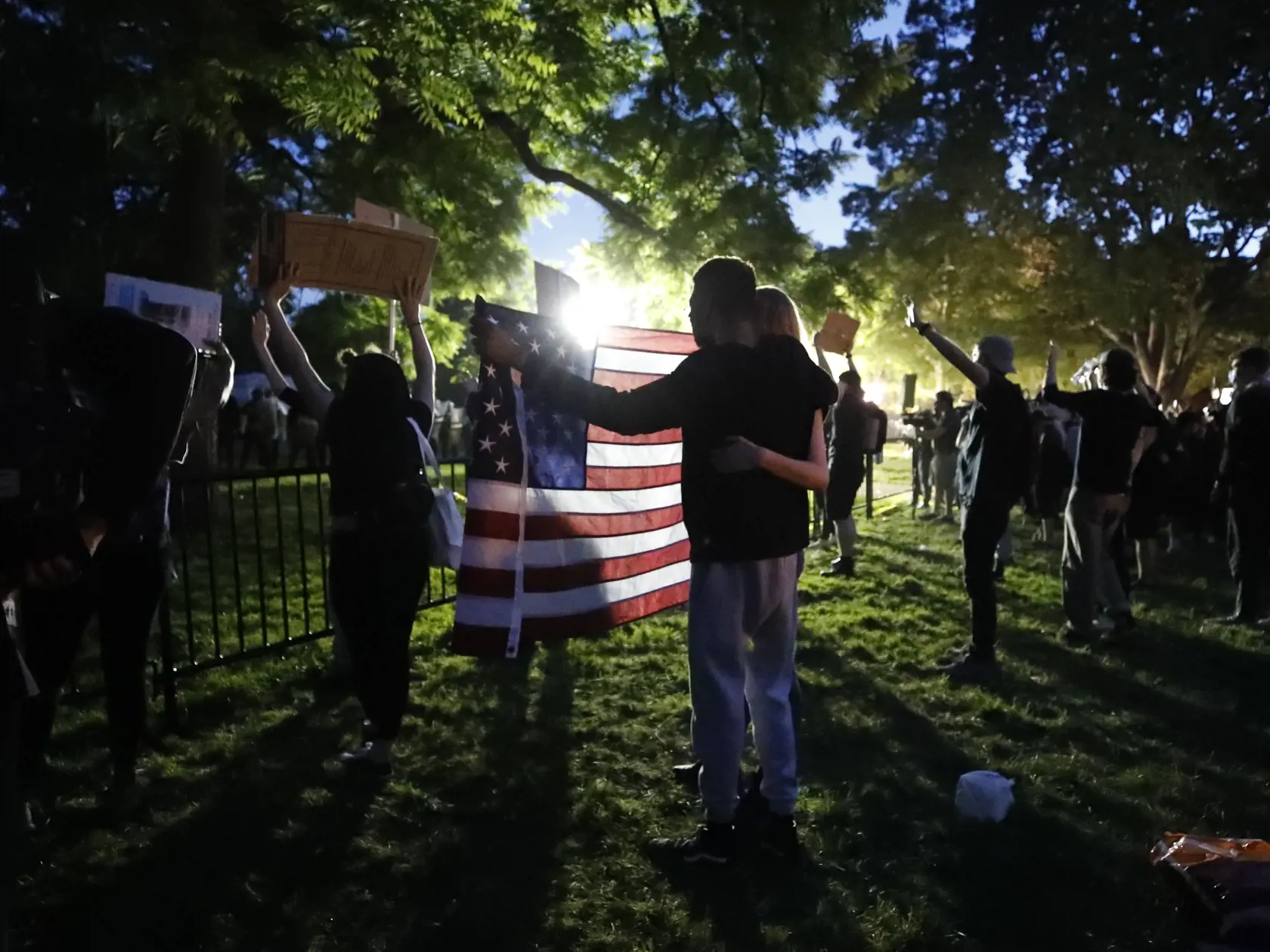 Demonštranti protestujú pred Bielym domom vo Washingtone proti policajnému zásahu, po ktorom zomrel pred týždňom neozbrojený Afroameričan George Floyd v Minneapolise.
