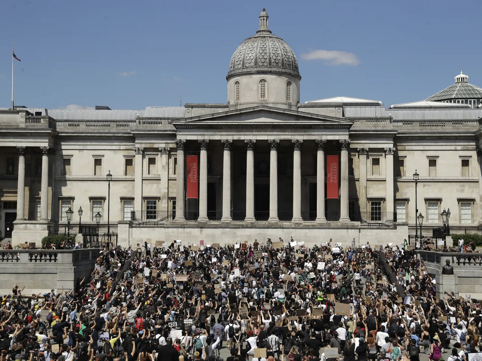 Ľudia sa zhromažďujú na námestí Trafalgar Square počas protestu proti zabitiu Afroameričana Georgeho Floyda v Minneapolise, v Londýne. Afroameričana menom George Floyd zatkla polícia v pondelok večer. Videozáznam zhotovený okolostojacimi ľuďmi zachytáva spútaného muža ležiaceho na zemi. Jeden z policajtov v kľaku tlačil kolenom na Floydov krk. Zatknutý upozorňoval na bolesť a kričal, že nemôže dýchať. Krátko na to zomrel v nemocnici.