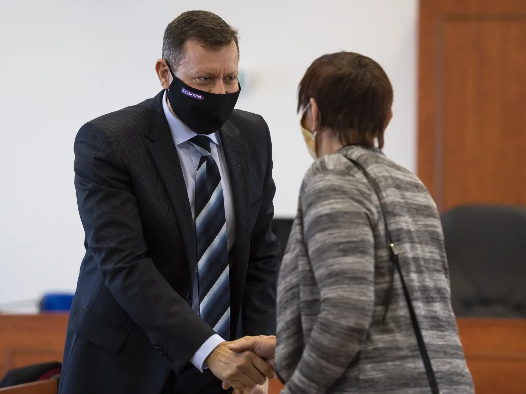 Na snímke zľava Daniel Lipšic, právny zástupca poškodených Kuciakovcov a Jana Kuciaková, mama zavraždeného Jána Kuciaka.