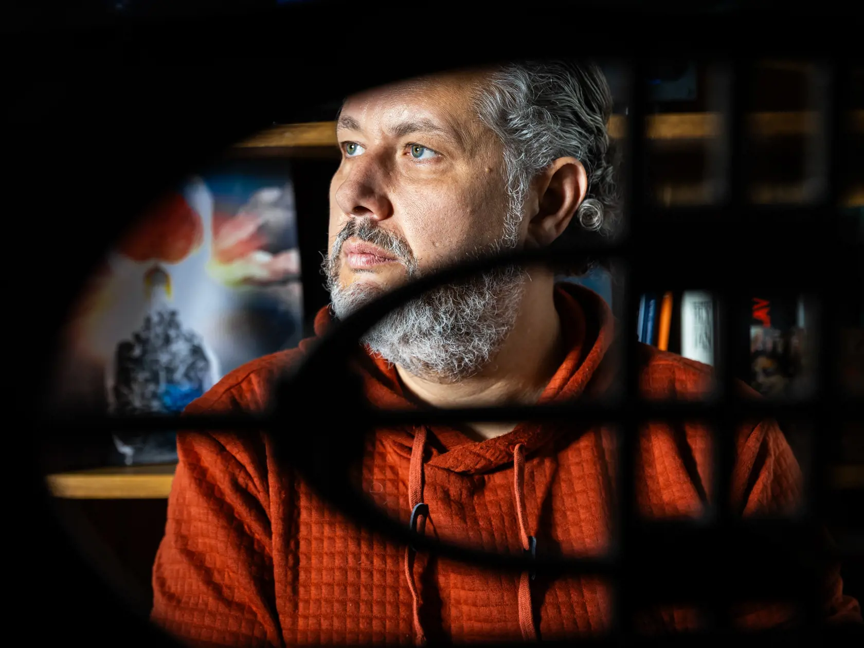 Oskar Rózsa má v obývačke obrovské krídlo.