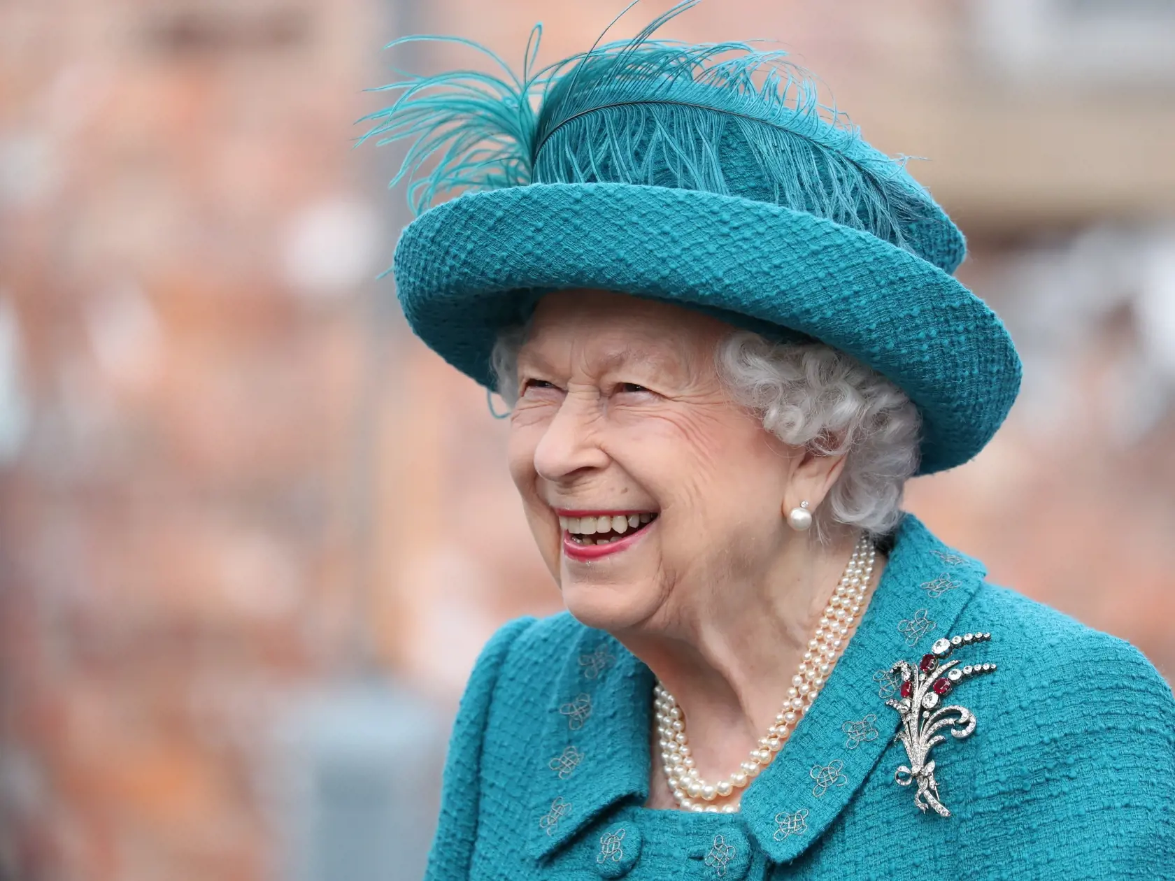 EBE 24 Manchester - Na snímke britská kráľovná Alžbeta II. počas návštevy nakrúcania televízneho seriálu Coronation Street v britskom Manchestri 8. júla 2021. FOTO TASR/AP


Britain's Queen Elizabeth II visits the set of the long running television series Coronation Street, in Manchester, England, Thursday July 8, 2021. (AP Photo/Scott Heppell)